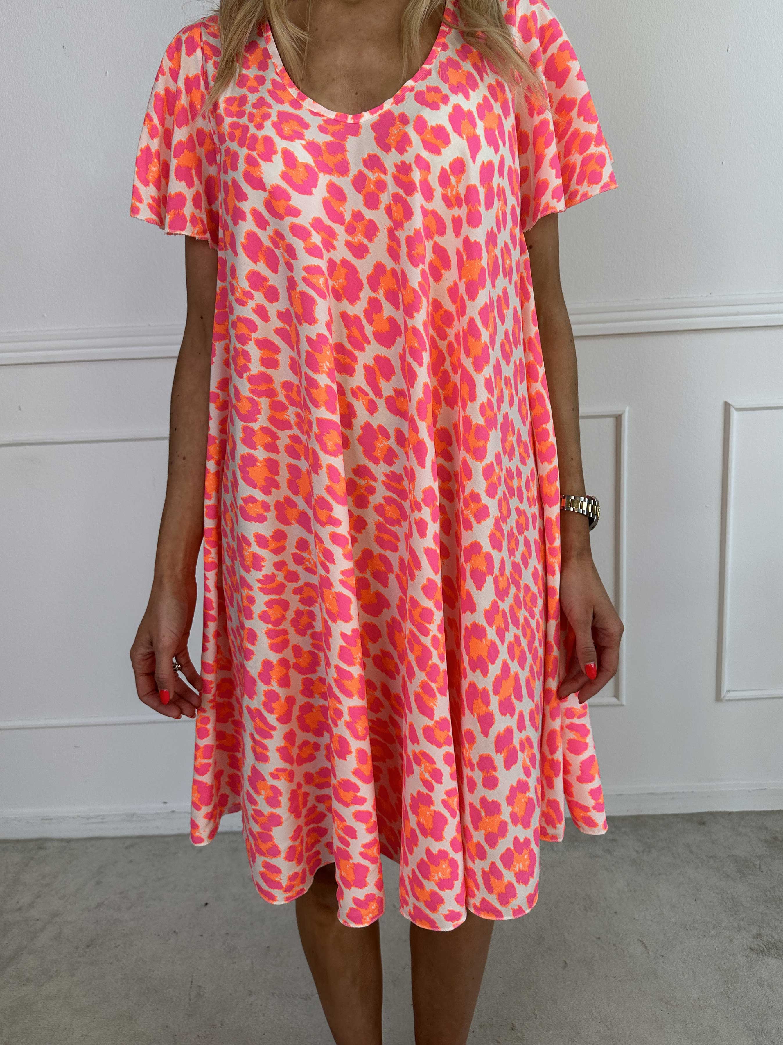 Chione - Sød kjole i a facon med leopardprint