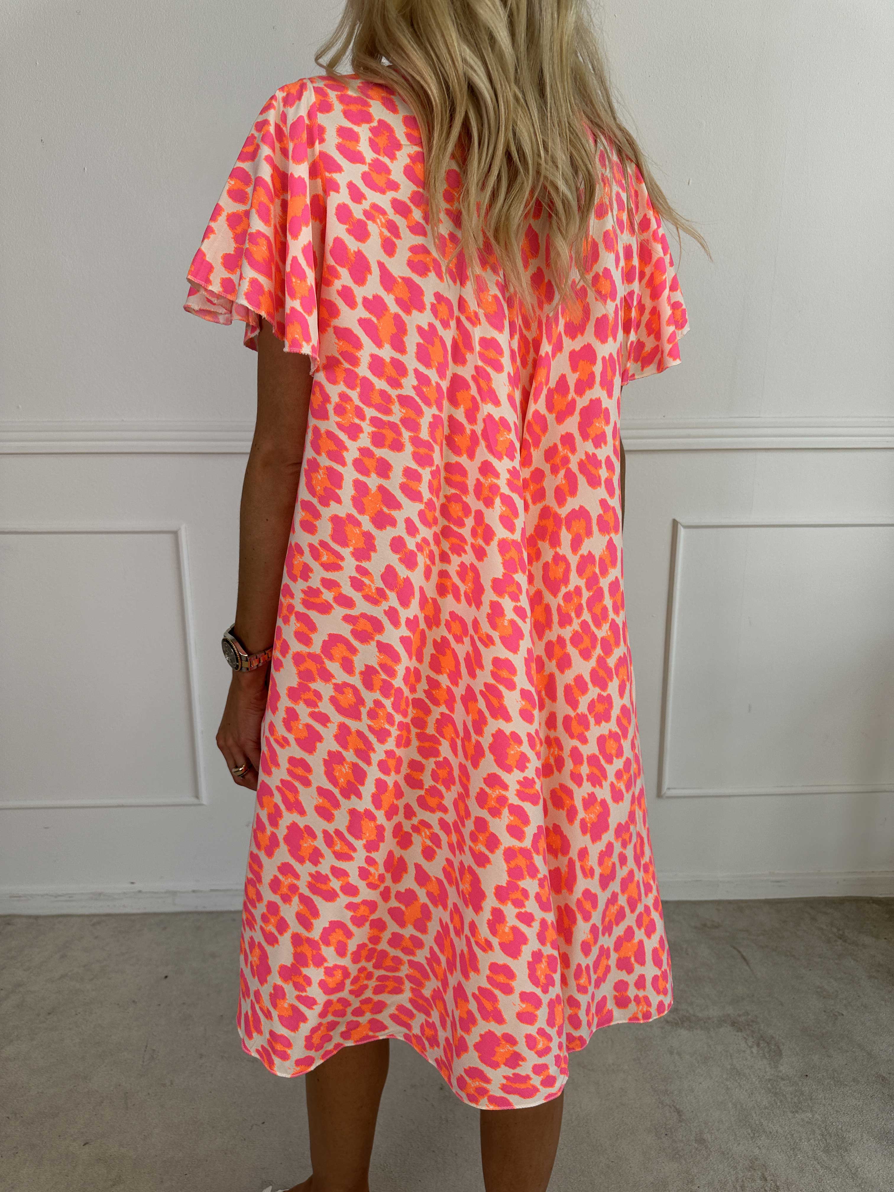 Chione - Sød kjole i a facon med leopardprint