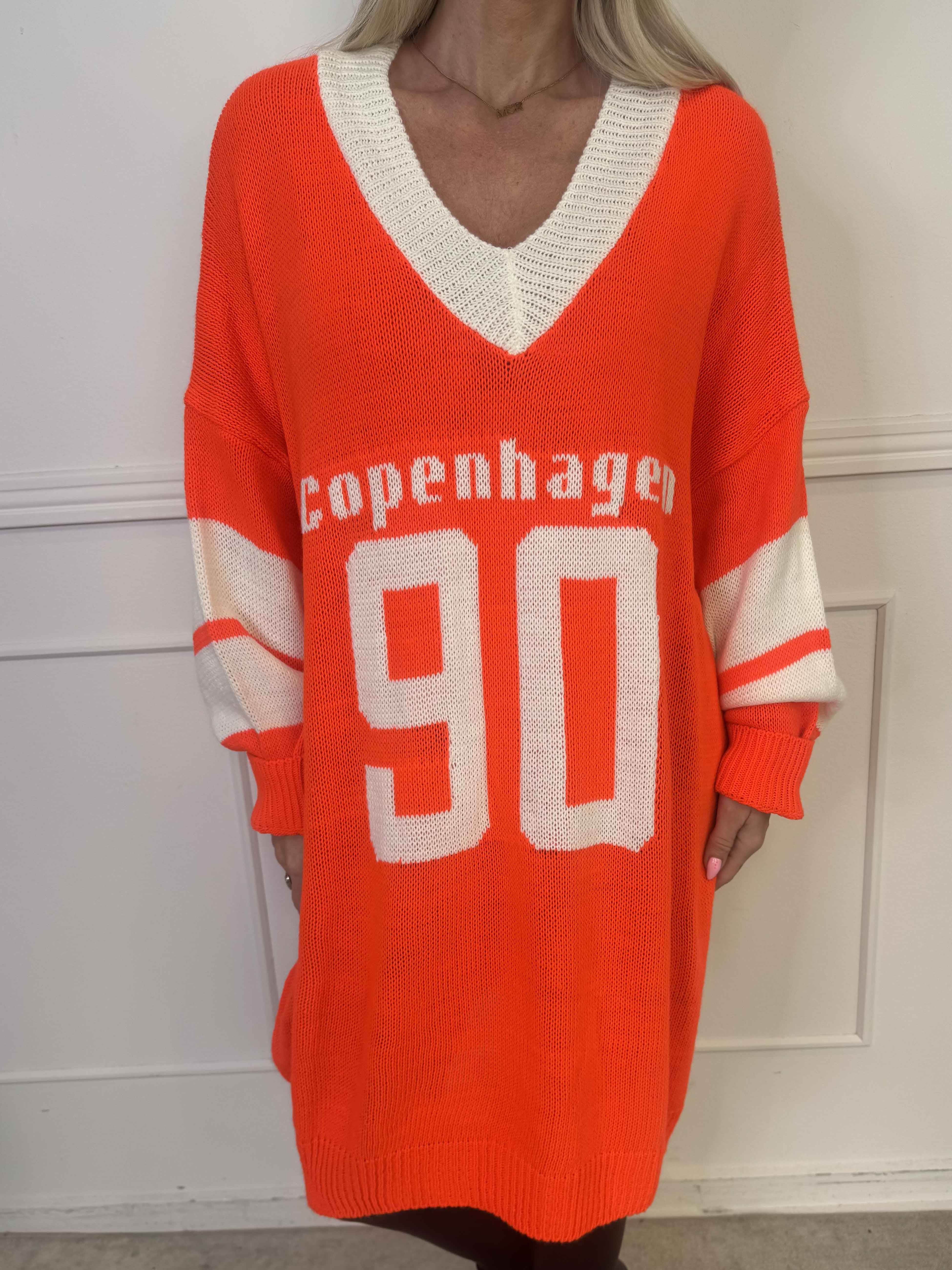 Tiane - Sporty strikkjole med motiv foran