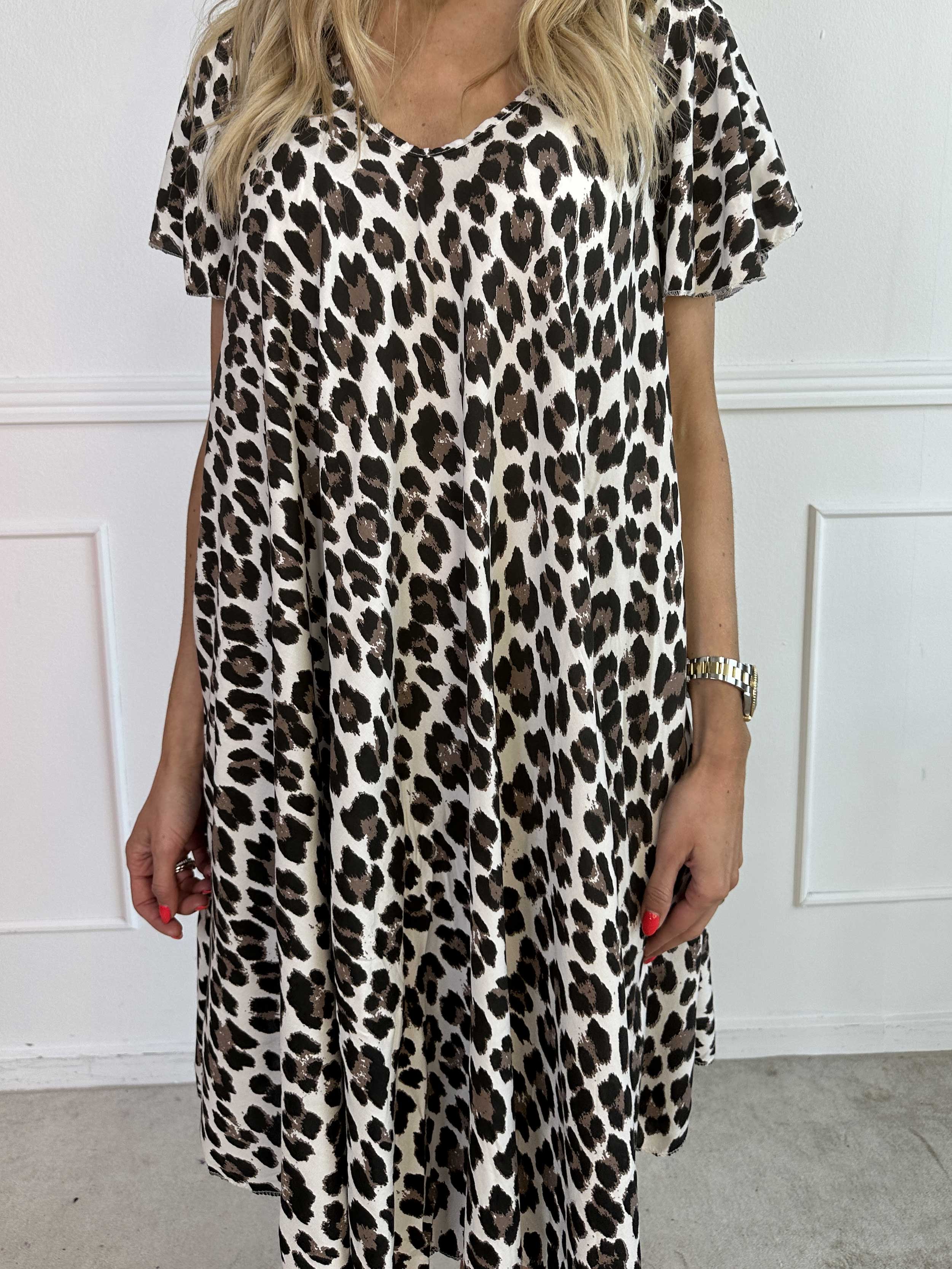 Chione - Sød kjole i a facon med leopardprint