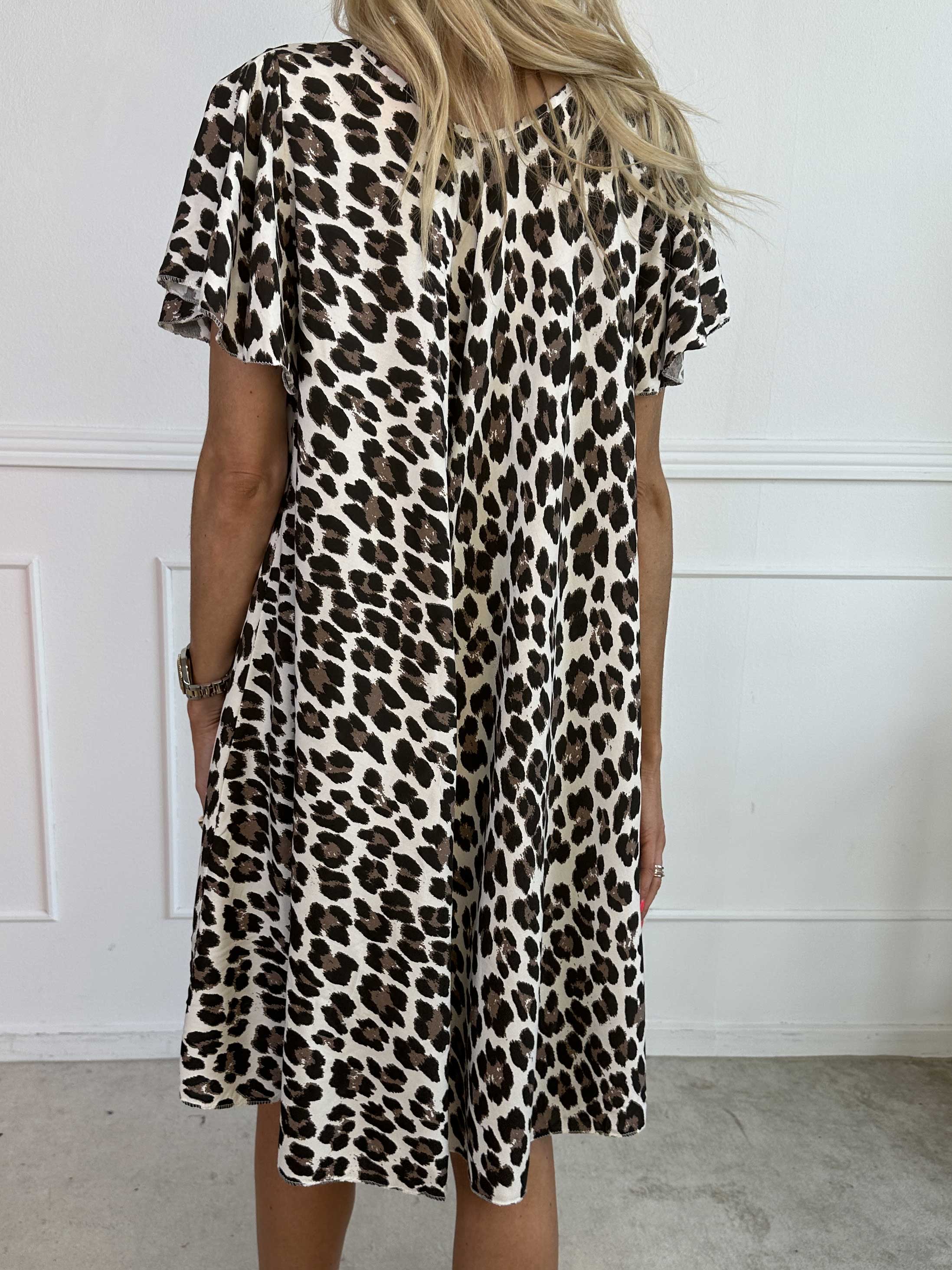 Chione - Sød kjole i a facon med leopardprint