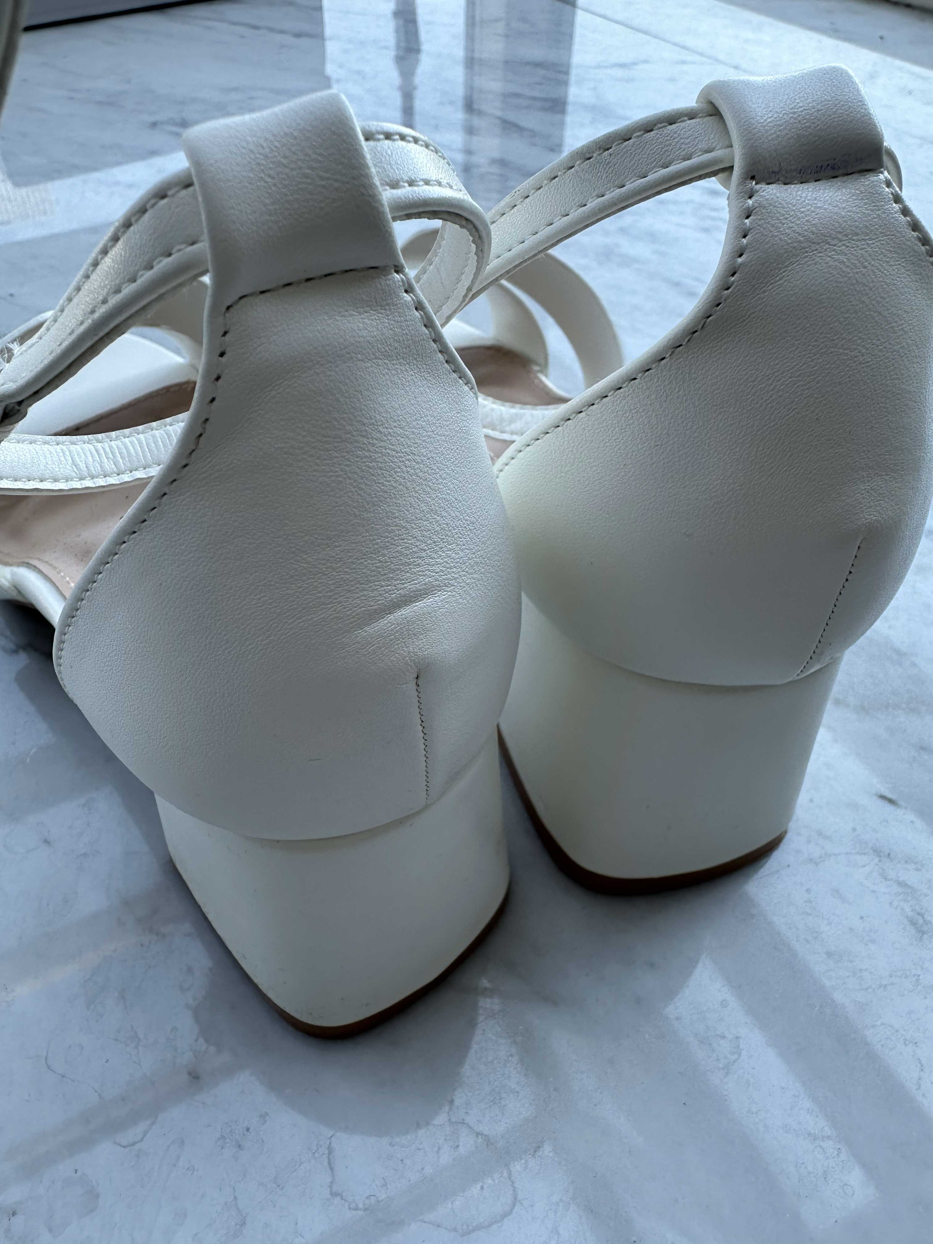 Eleonora - Sød sandal med lille hæl