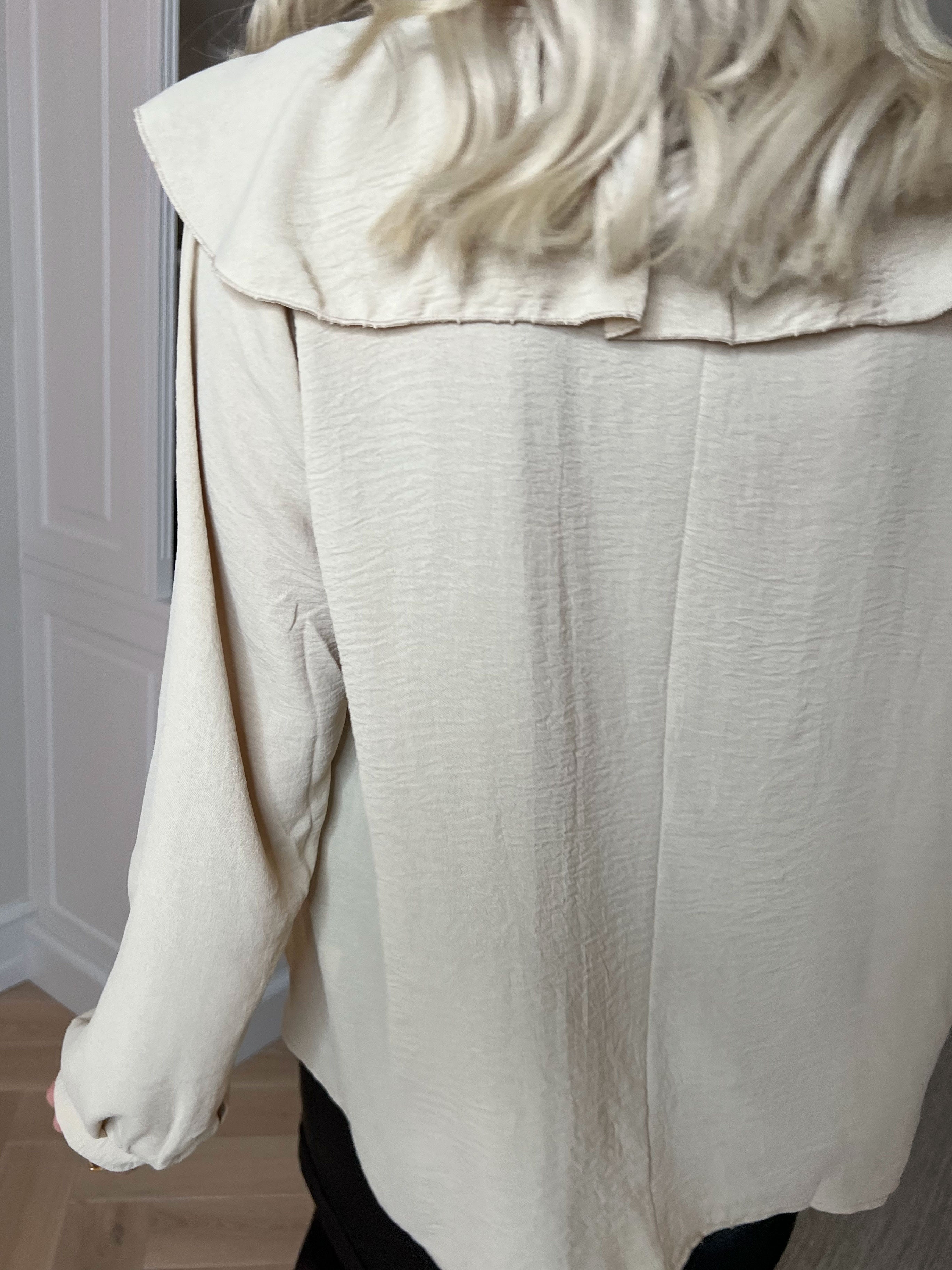 Alcoy - Klassik tunika i viskose med flæsekant