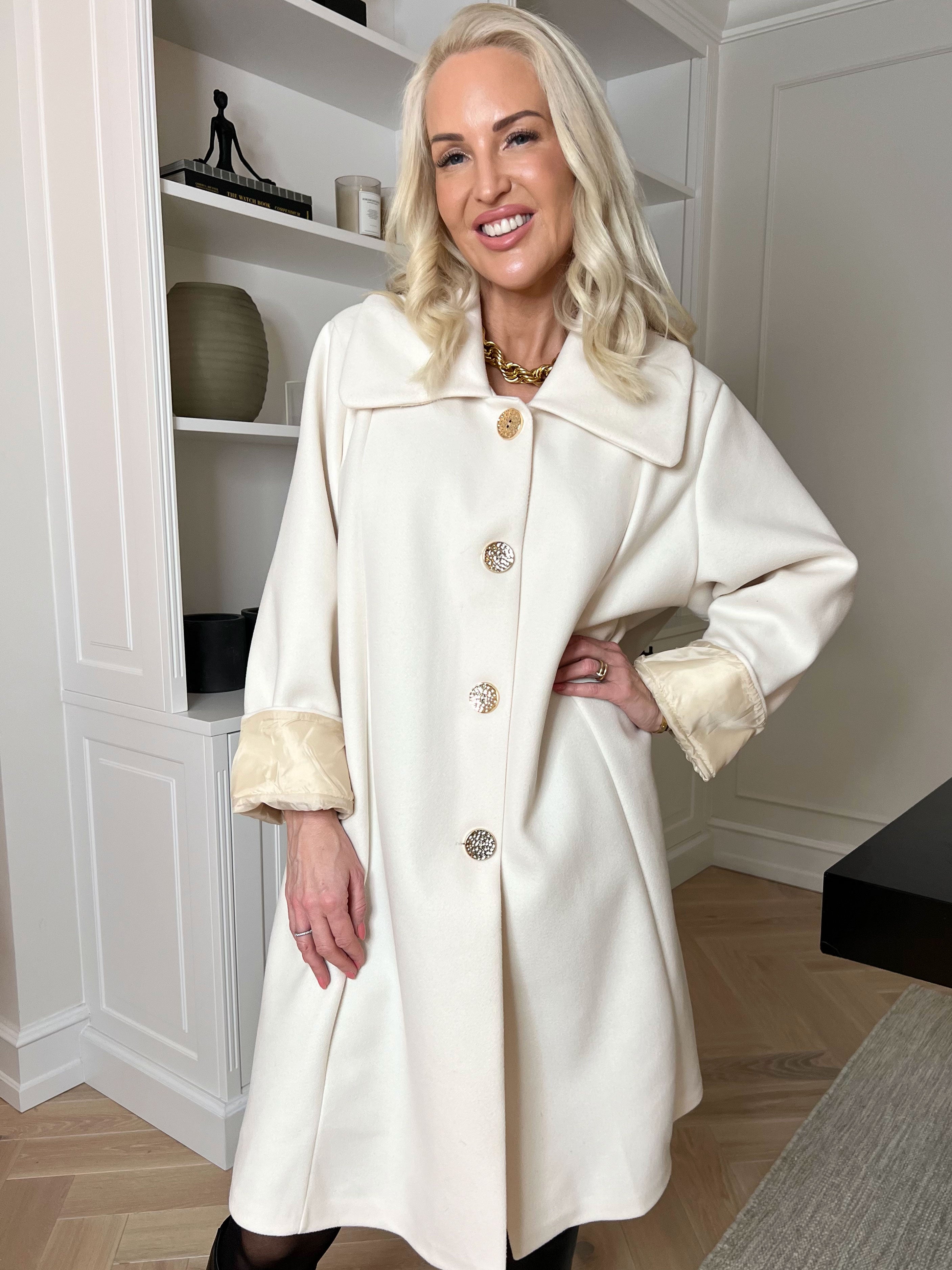 Yalena - Klassisk frakke i A-facon med lommer