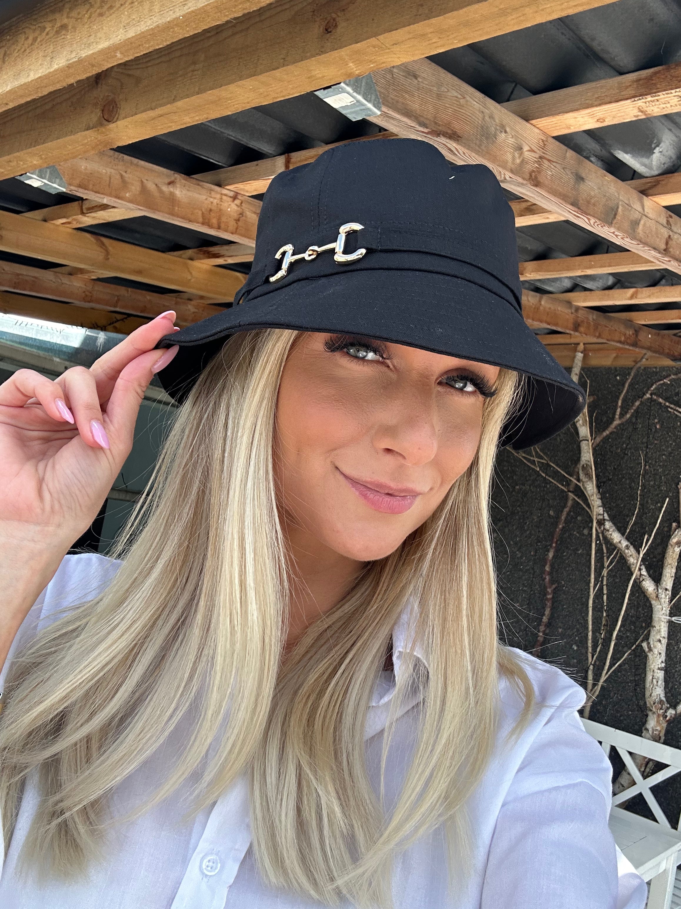 Sang - Bøllehat med guld bidsel