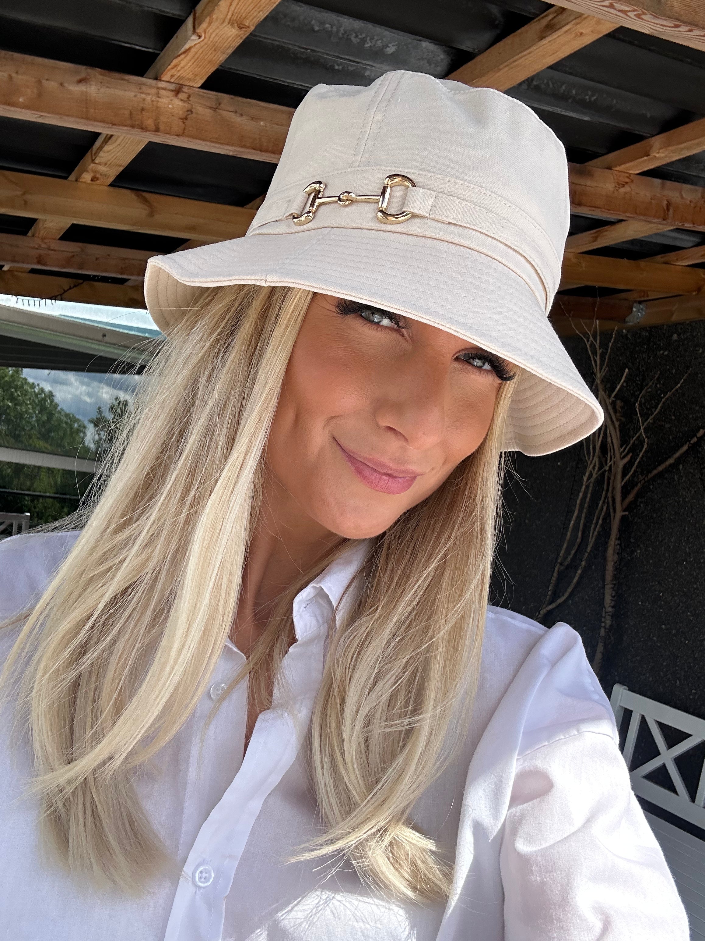 Sang - Bøllehat med guld bidsel