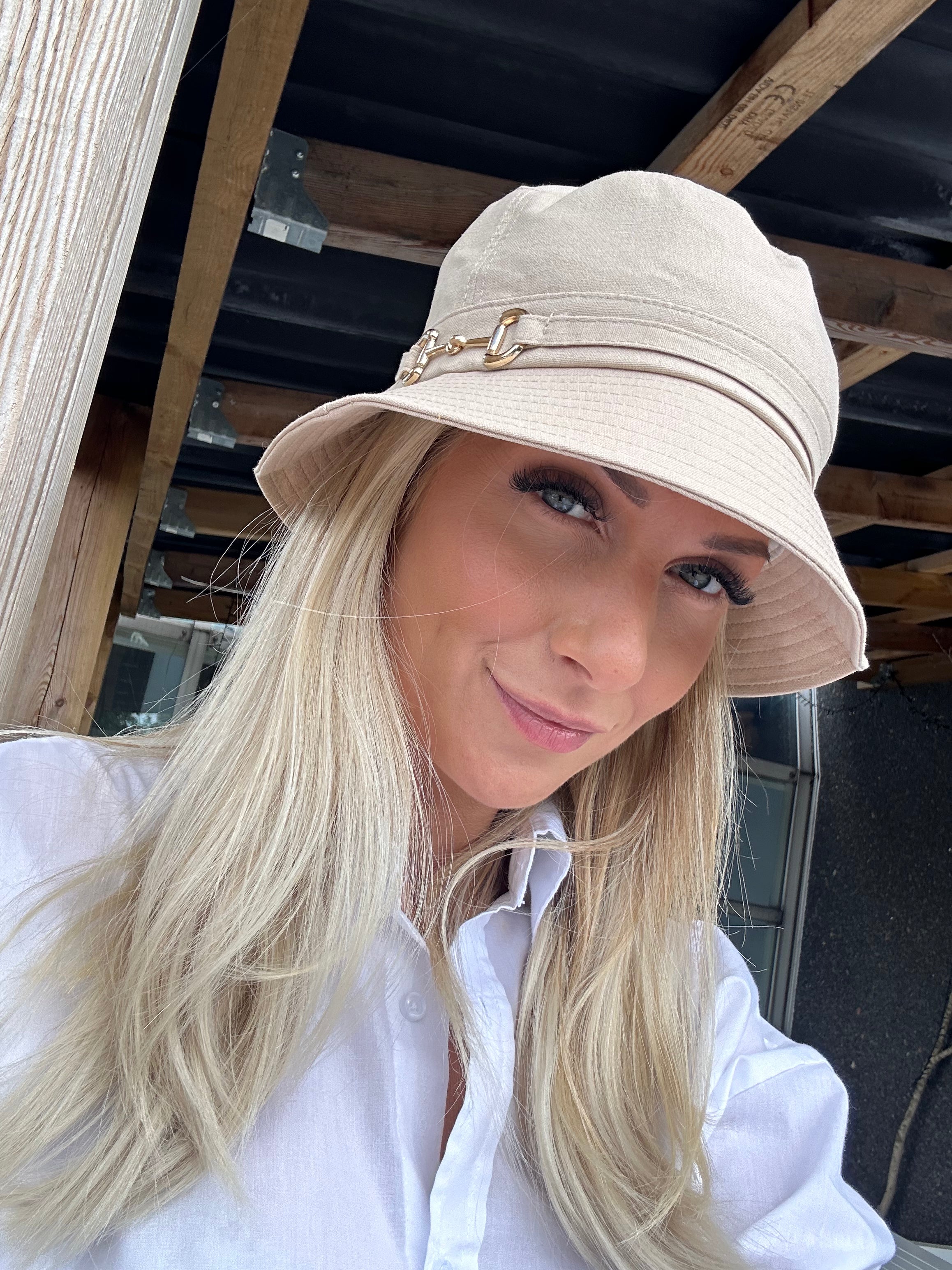 Sang - Bøllehat med guld bidsel