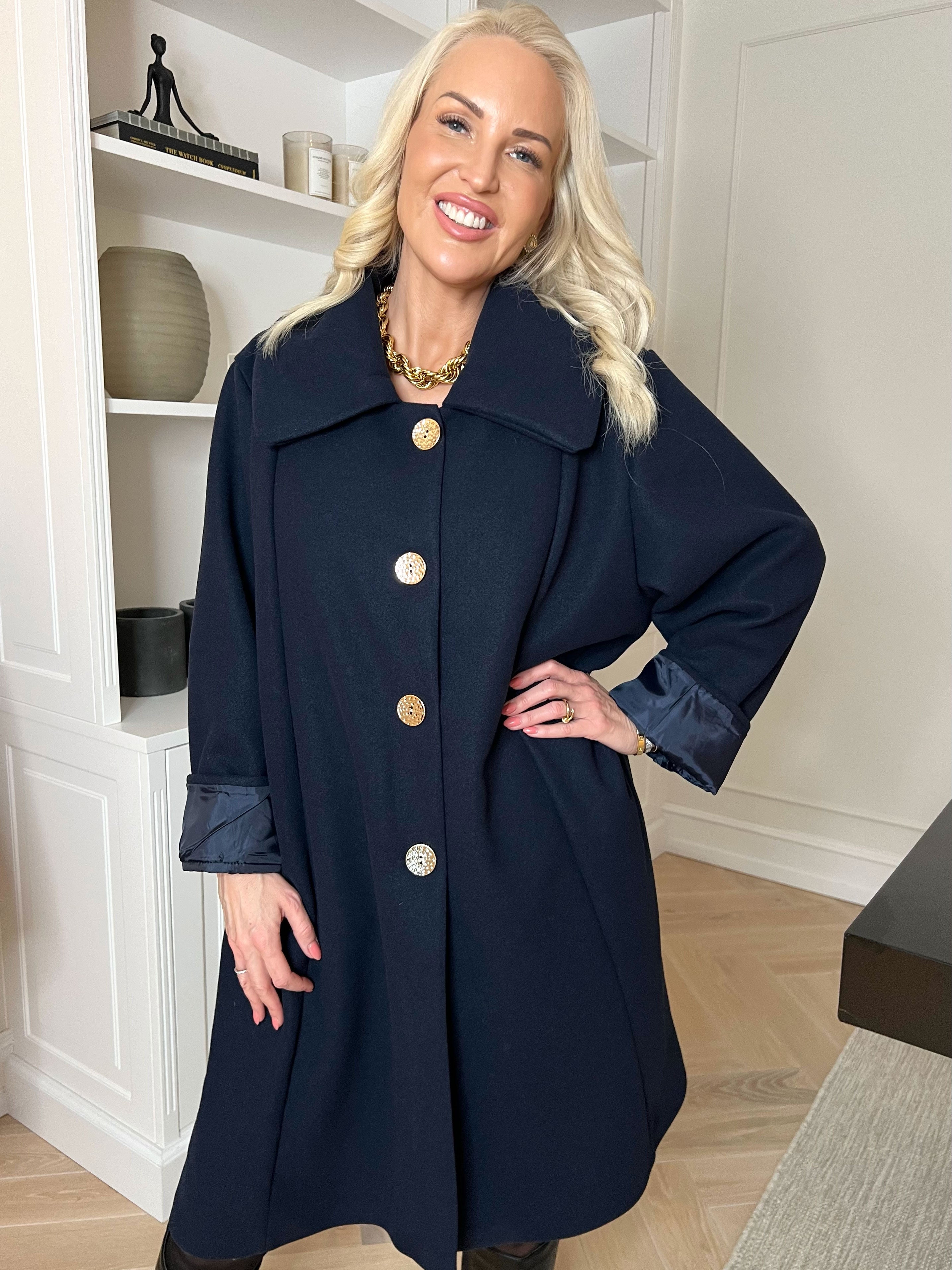 Yalena - Klassisk frakke i A-facon med lommer