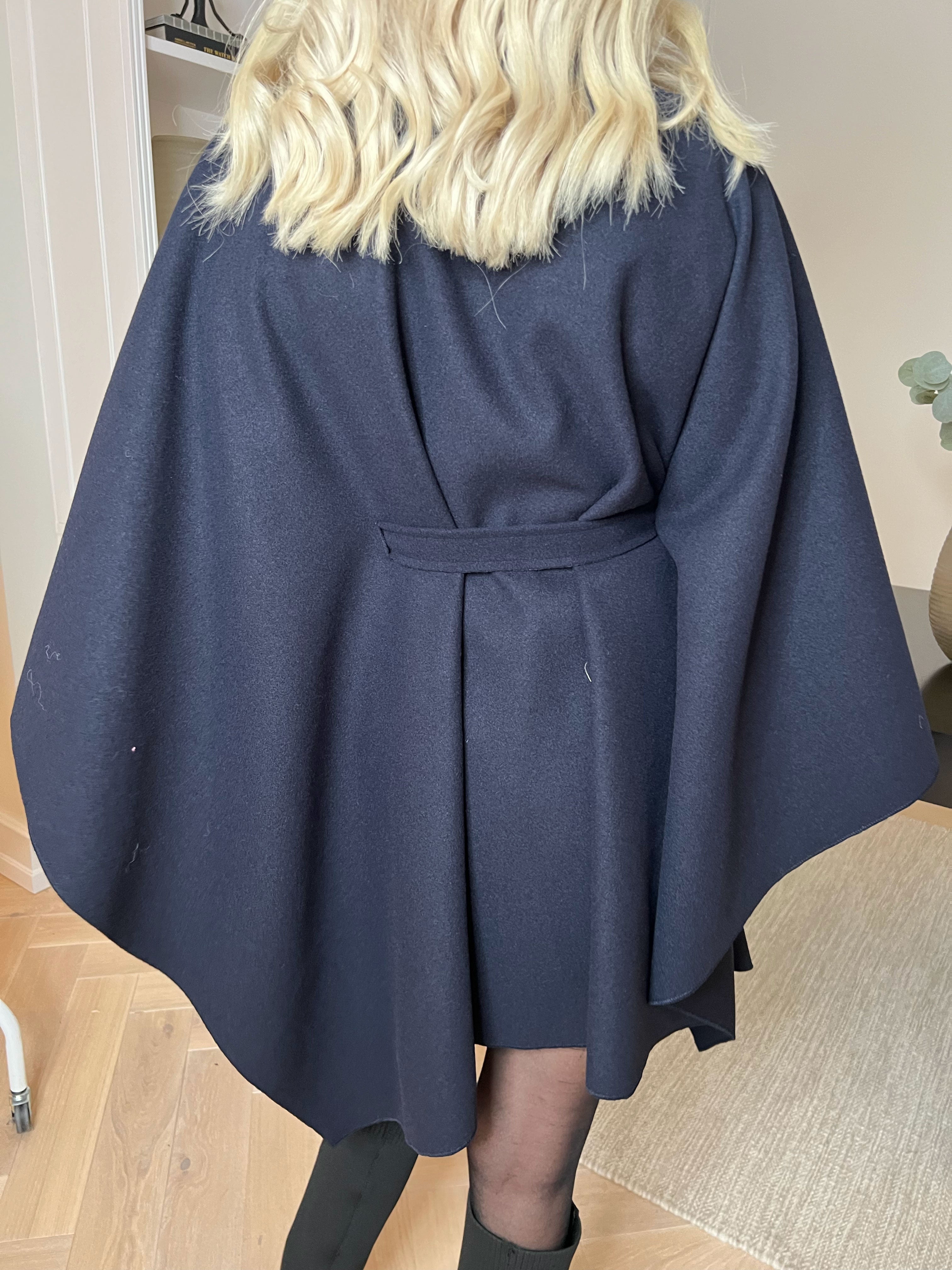 Zanna - Klassisk åben frakke med bælte i taljen