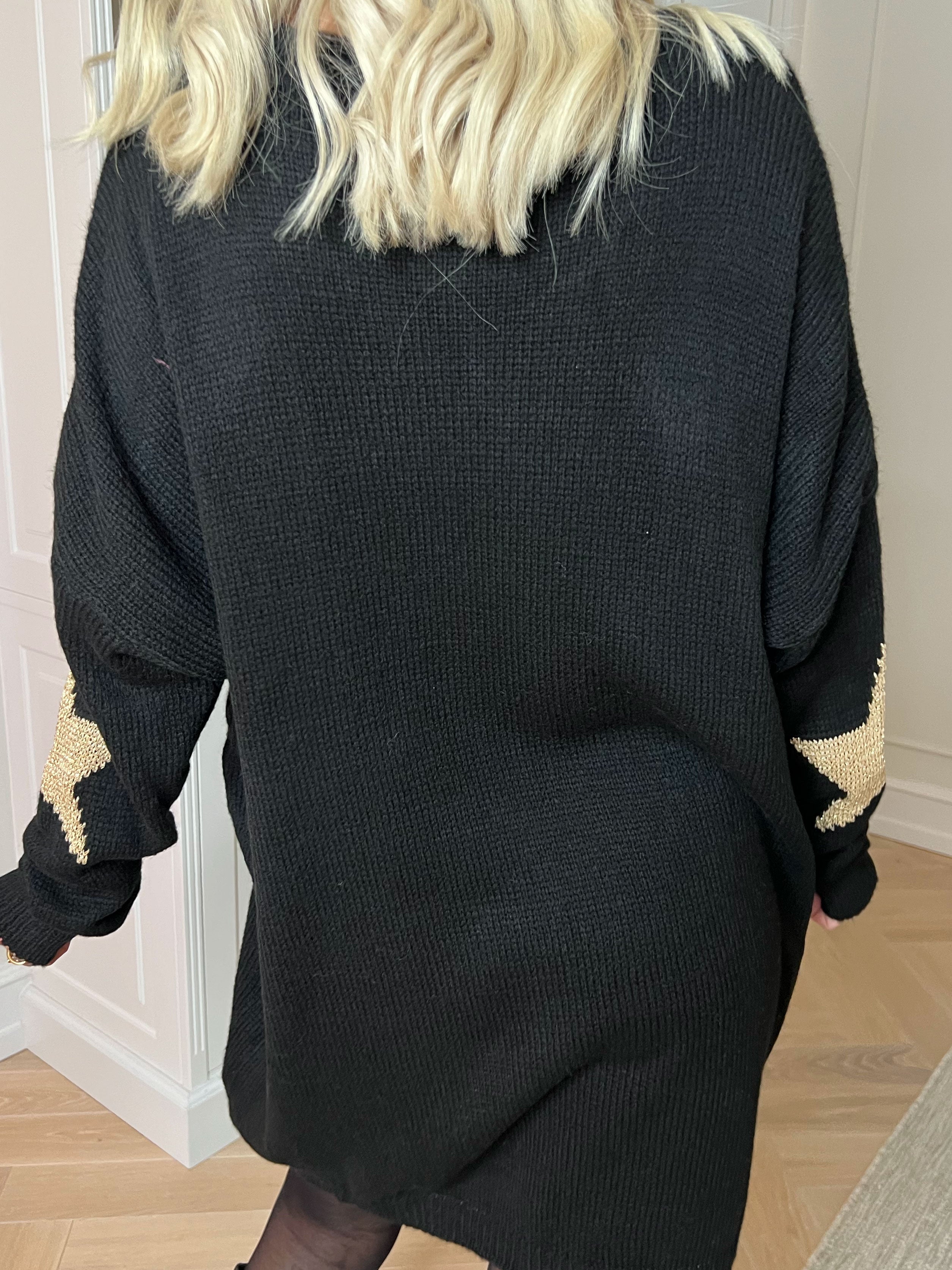 Nikola - Strikkjole med guldstjerner og v-udskæring