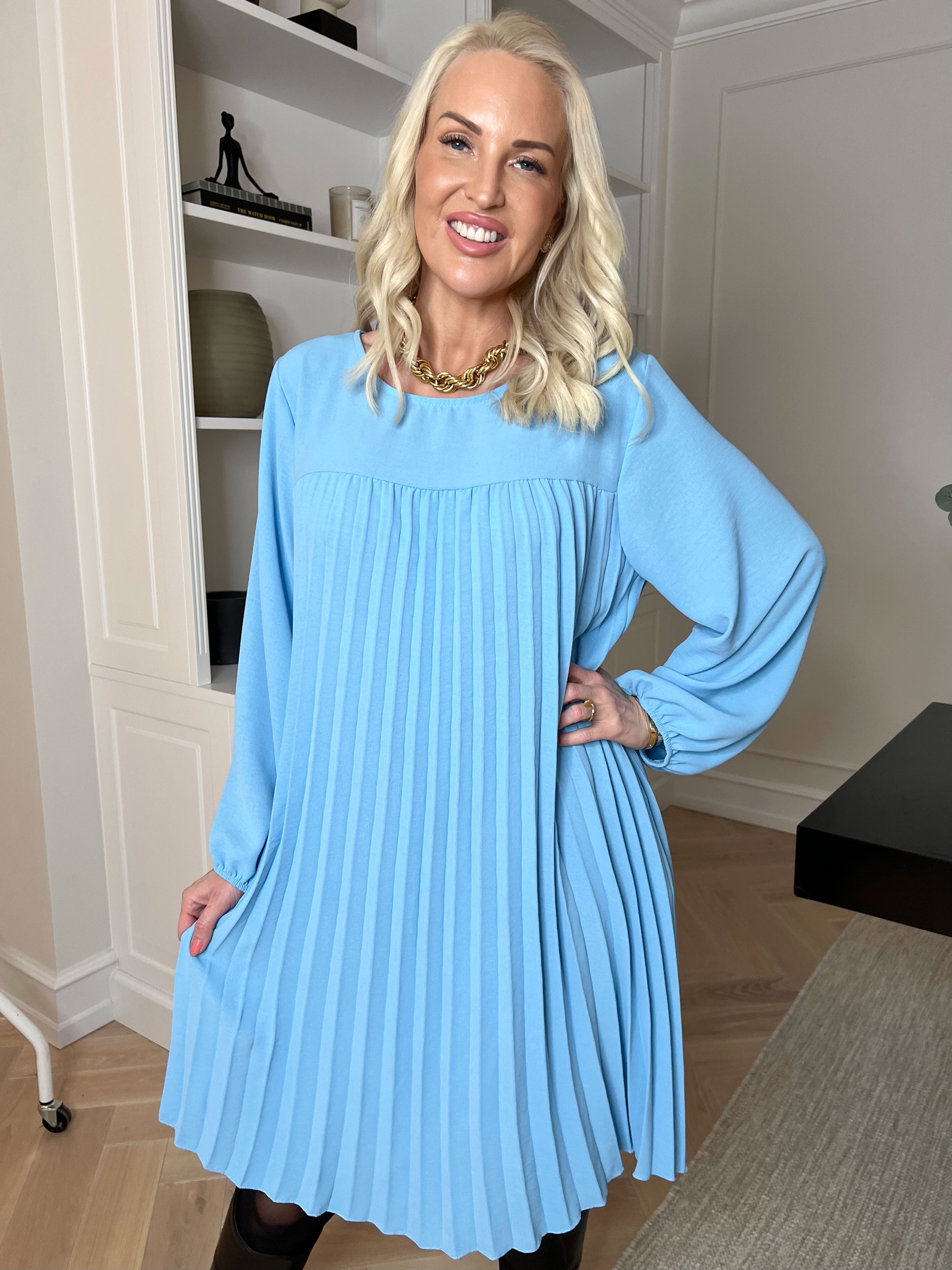 Nancy Short L/S - Kjole med plisseringer og lommer