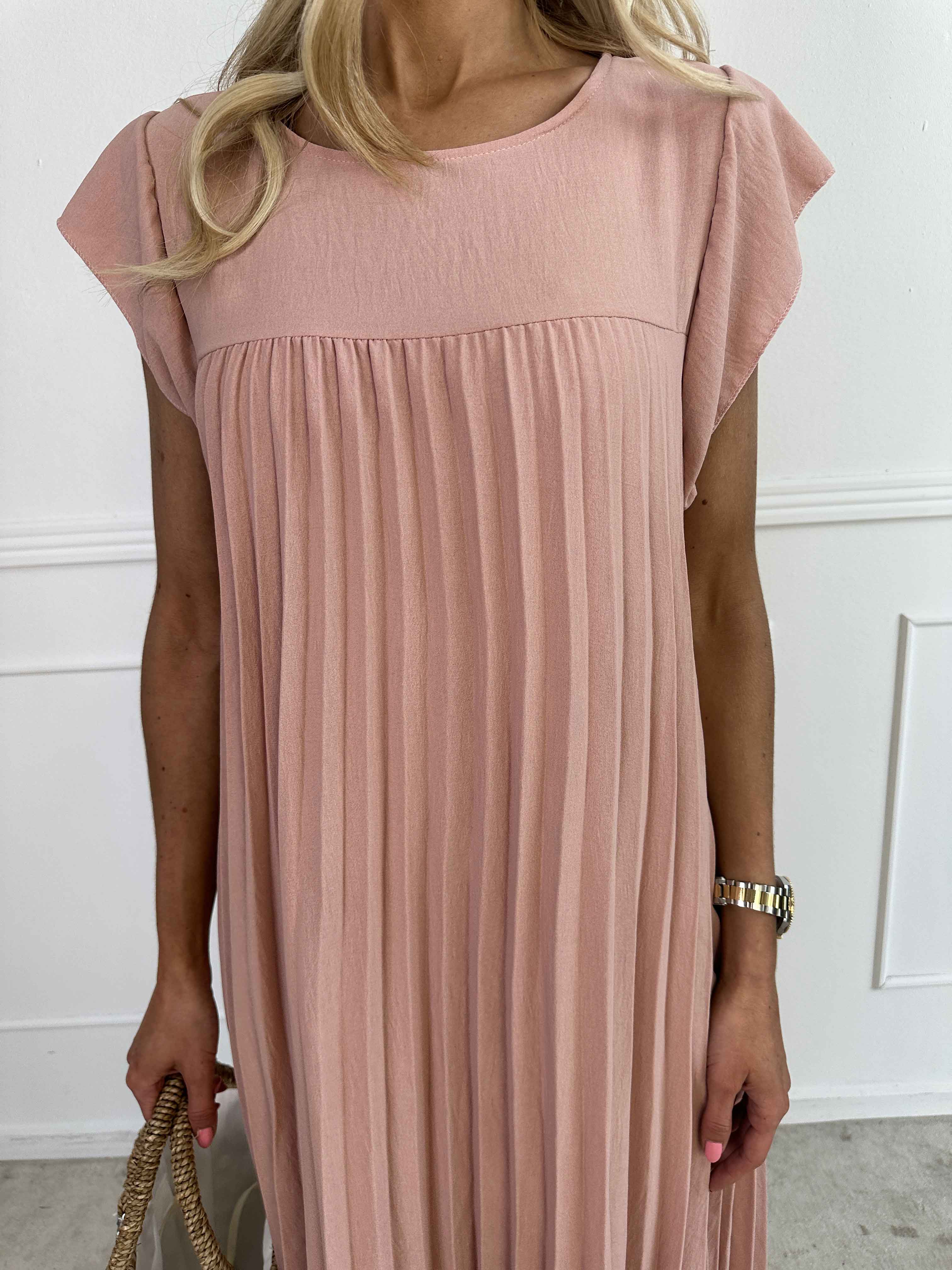 Nancy - Lang kjole med plisseringer og flæseærmer