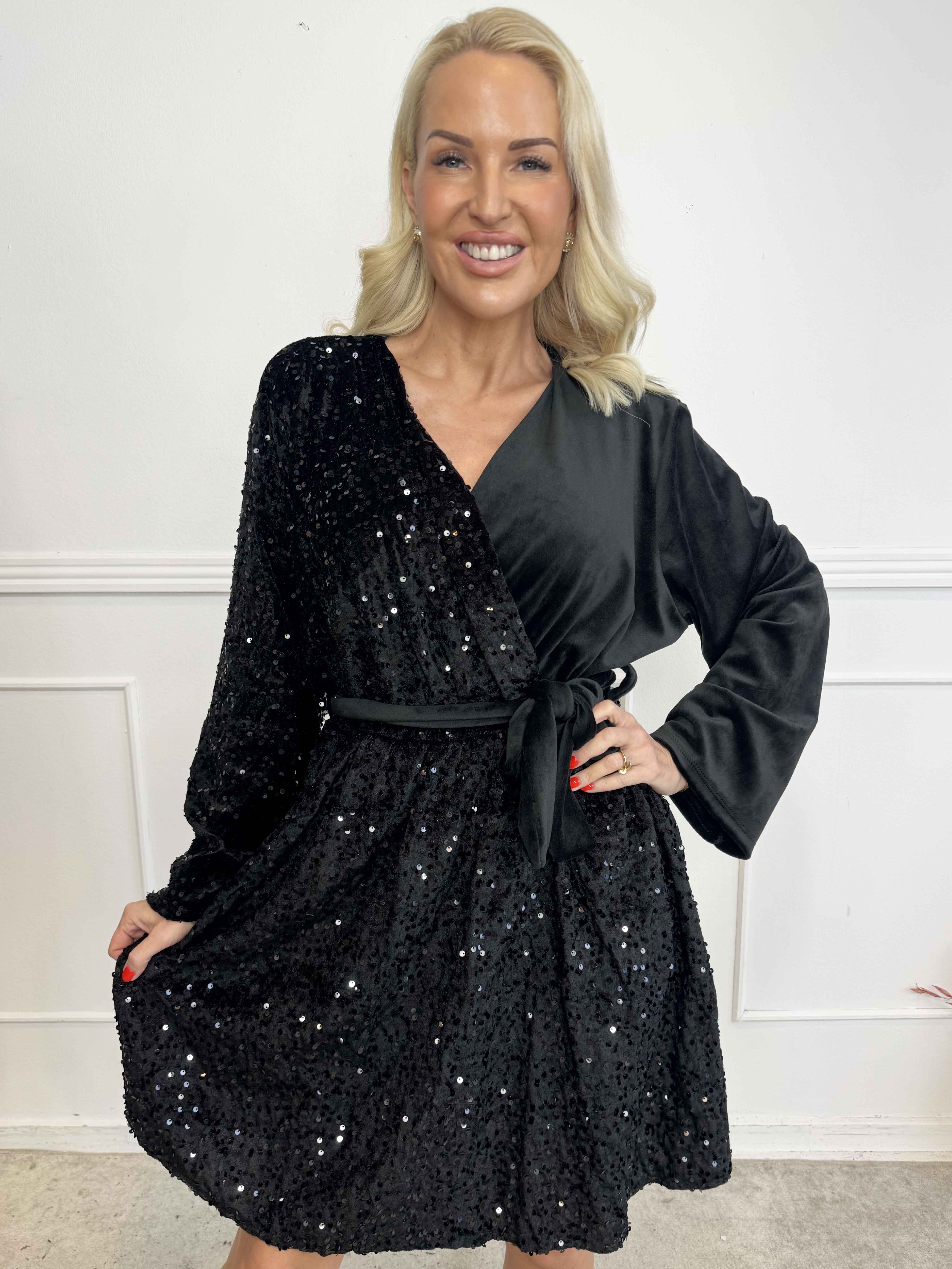 Bling - Sød plus size velour kjole i slå-om look med pailletter