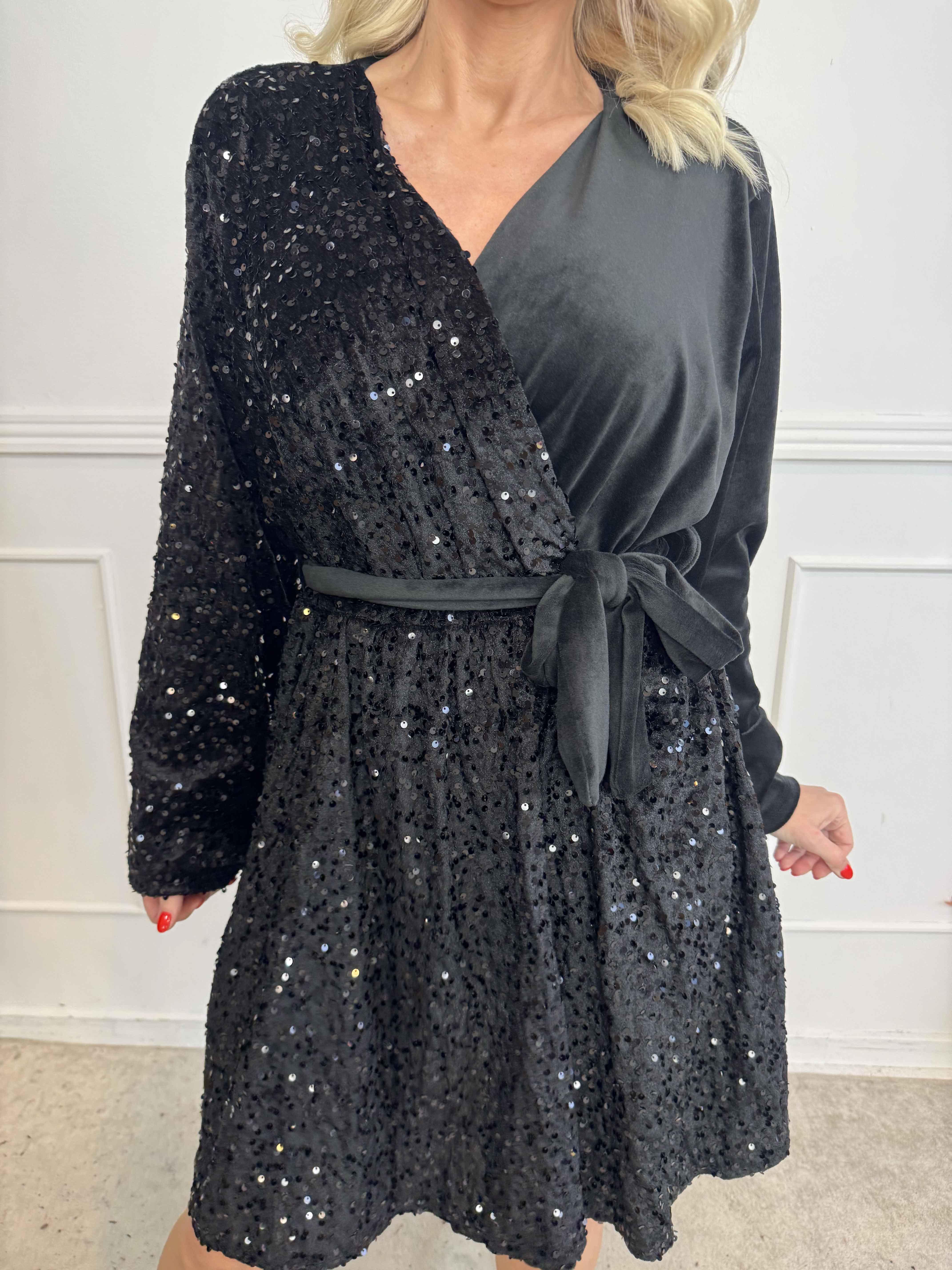 Bling - Sød plus size velour kjole i slå-om look med pailletter