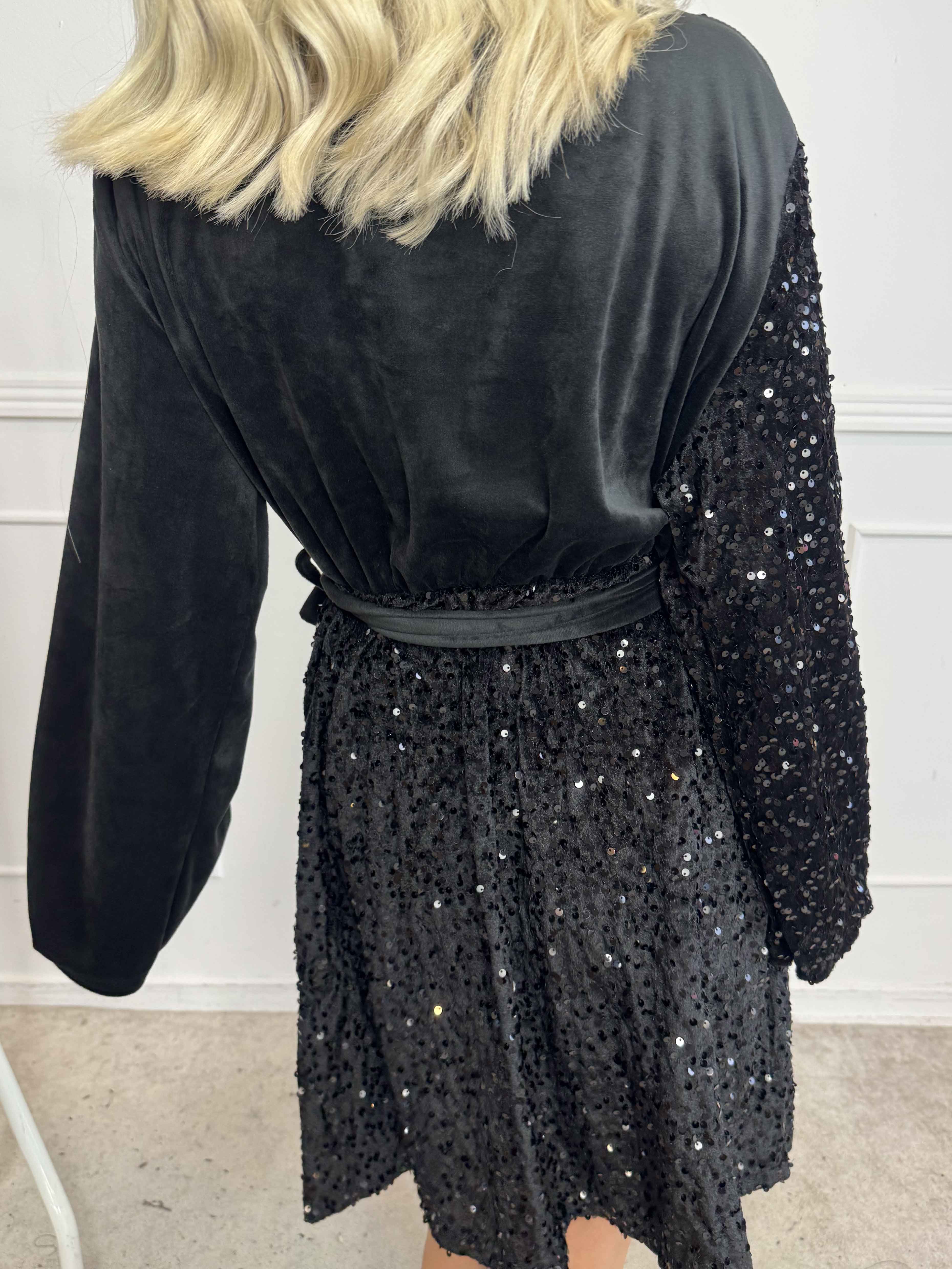 Bling - Sød plus size velour kjole i slå-om look med pailletter