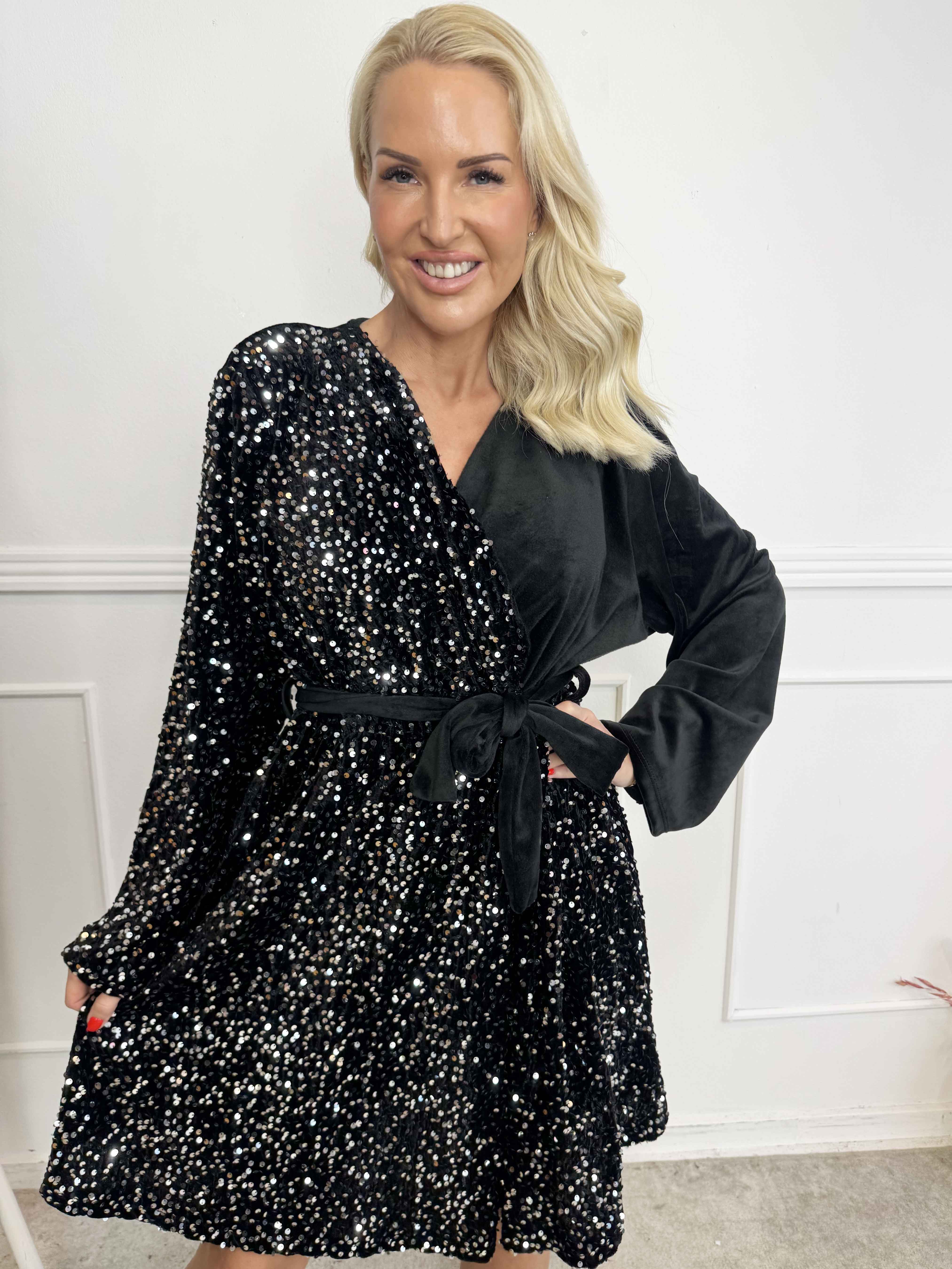 Bling - Sød plus size velour kjole i slå-om look med pailletter
