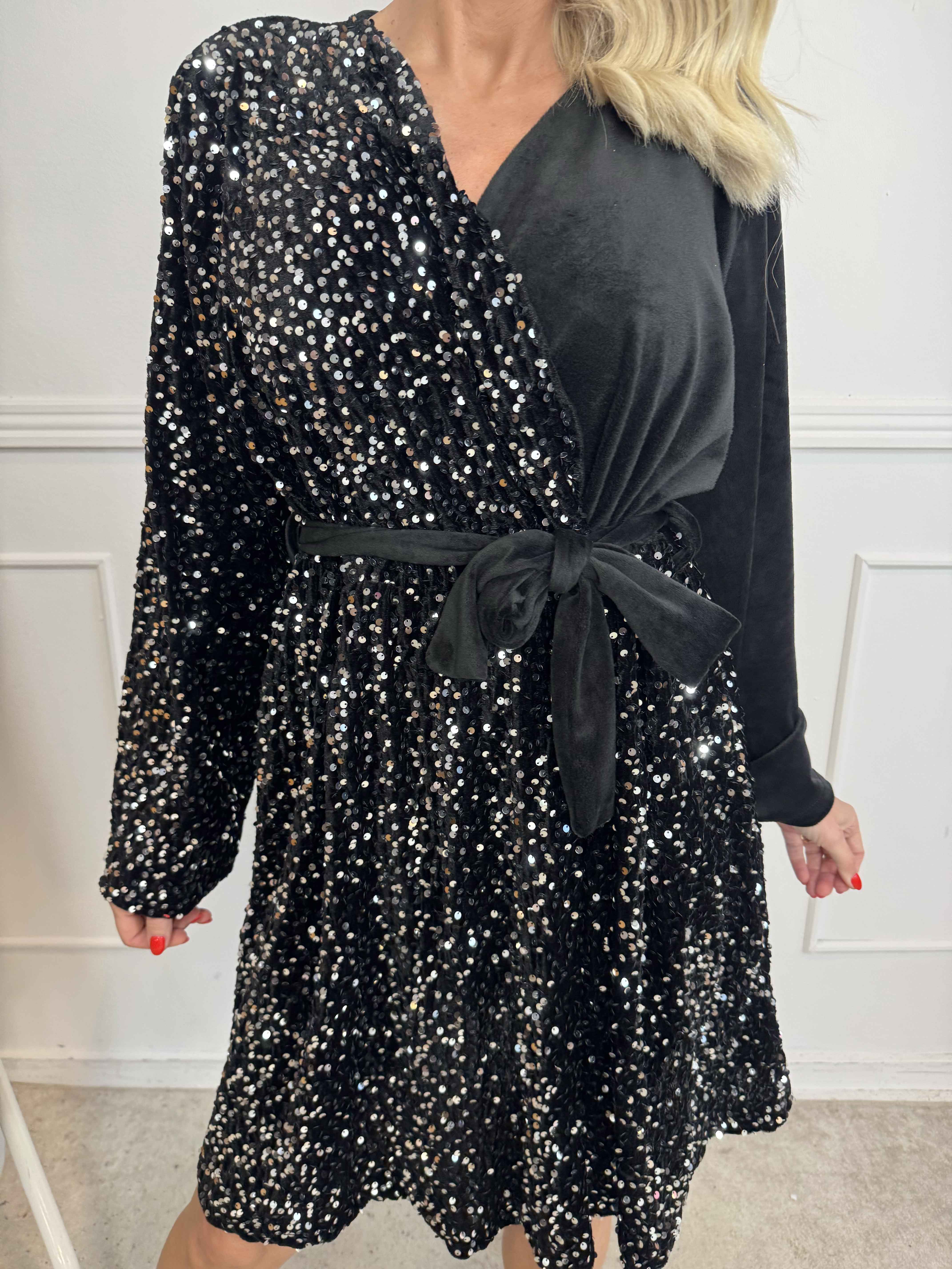 Bling - Sød velour kjole i slå-om look med pailletter