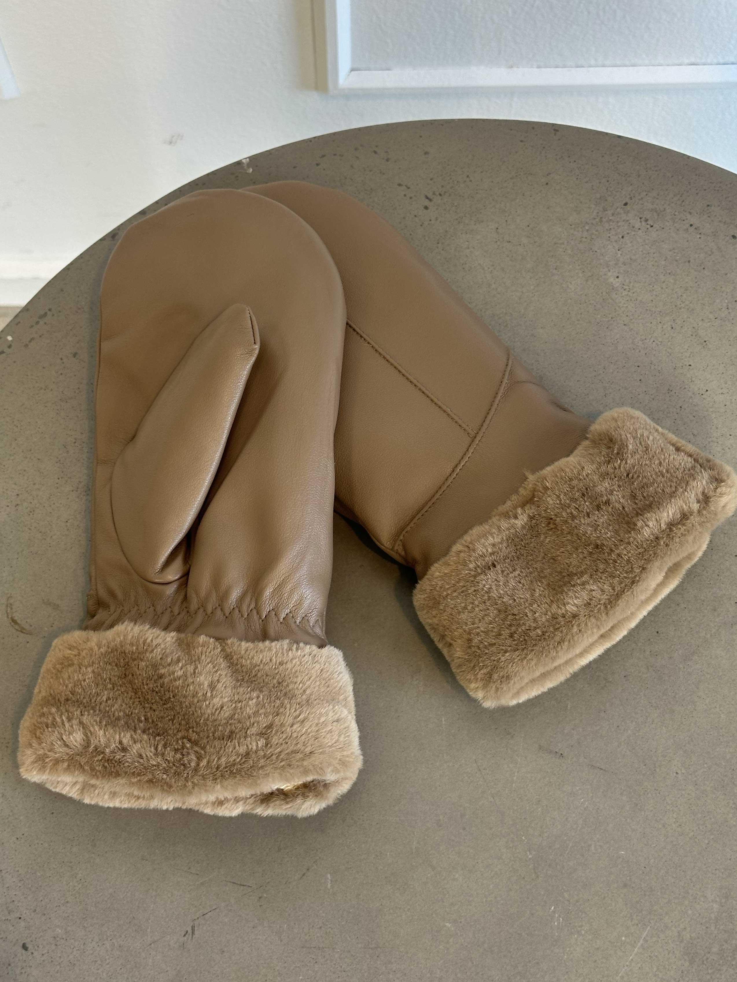 Helina - Sorte læderlook luffer med blødt foer