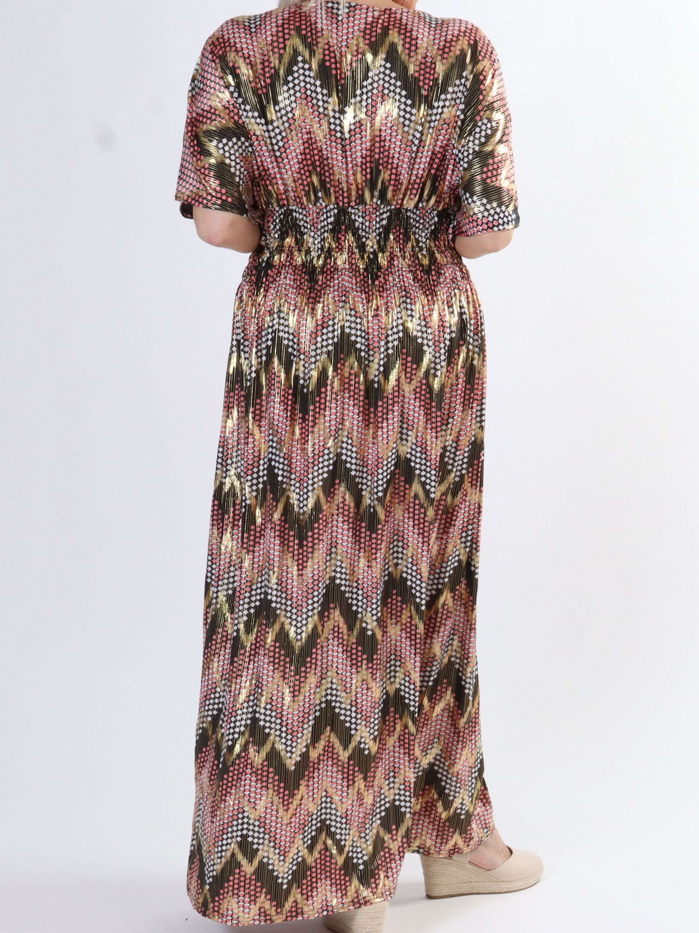 Pams pattern - Lang elastisk plus size kjole i krølfrit stof