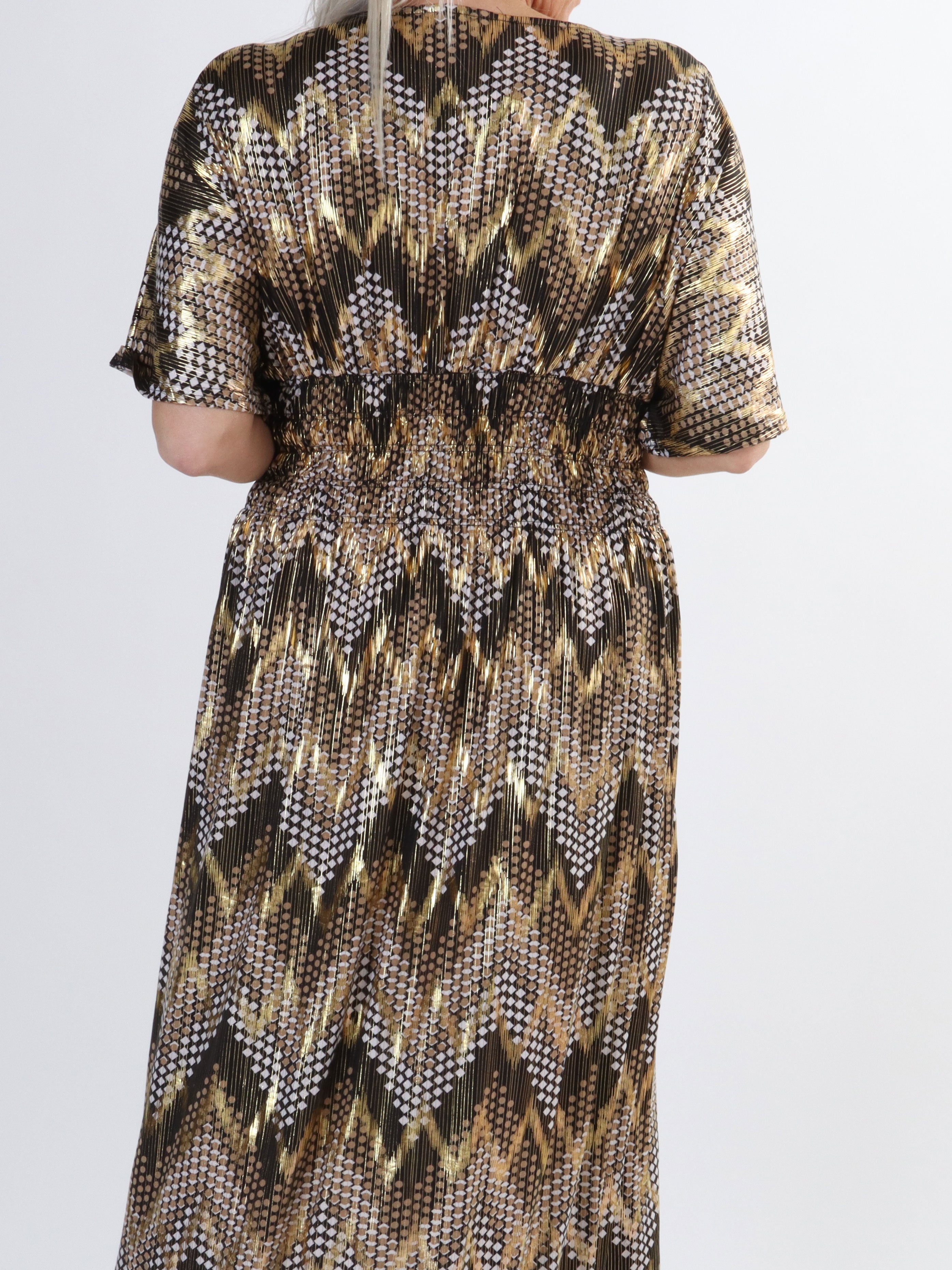 Pams pattern - Lang elastisk plus size kjole i krølfrit stof