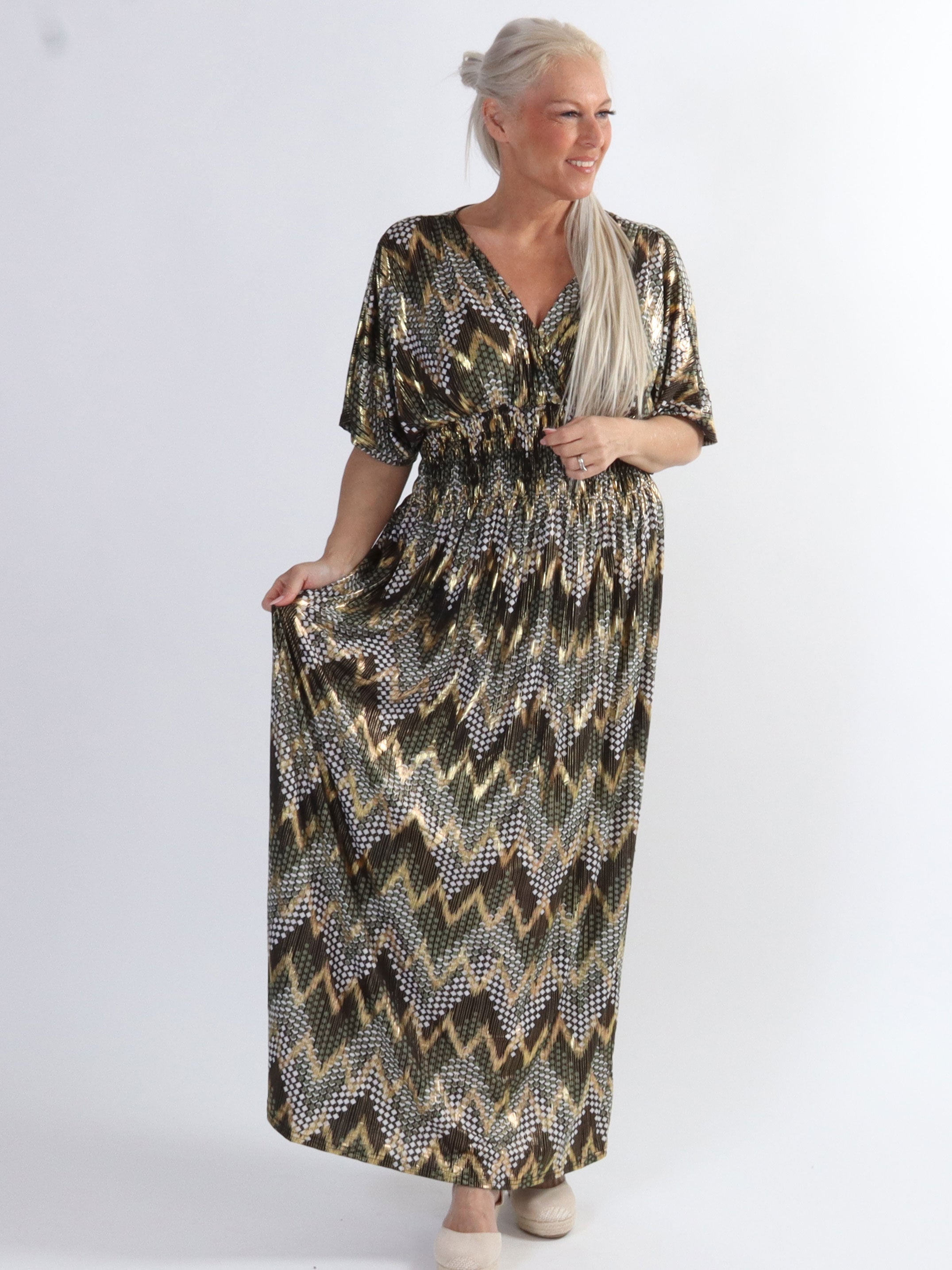 Pams pattern - Lang elastisk plus size kjole i krølfrit stof