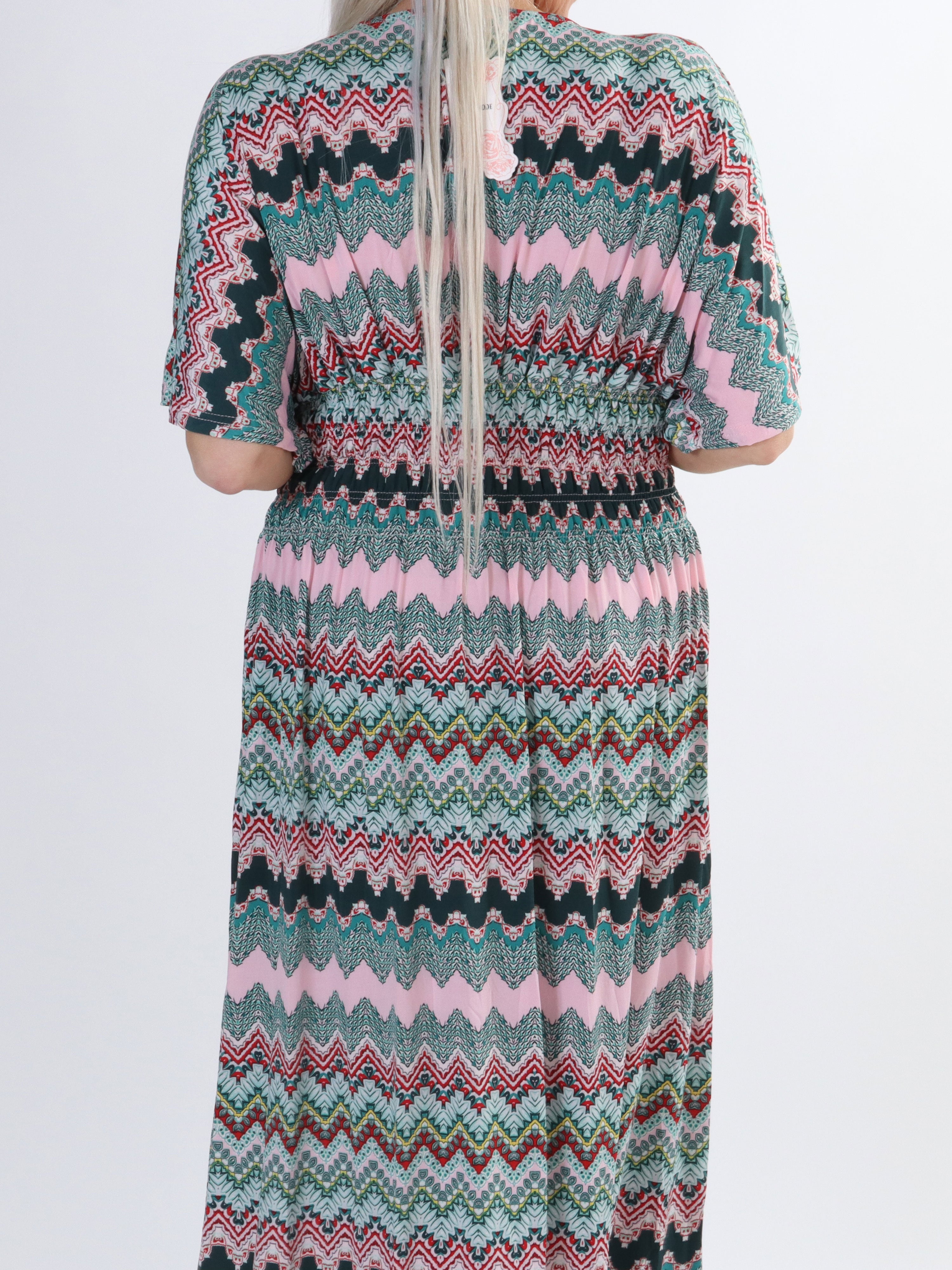 Pams Zigzag - Lang plus size elastisk kjole i krølfrit stof