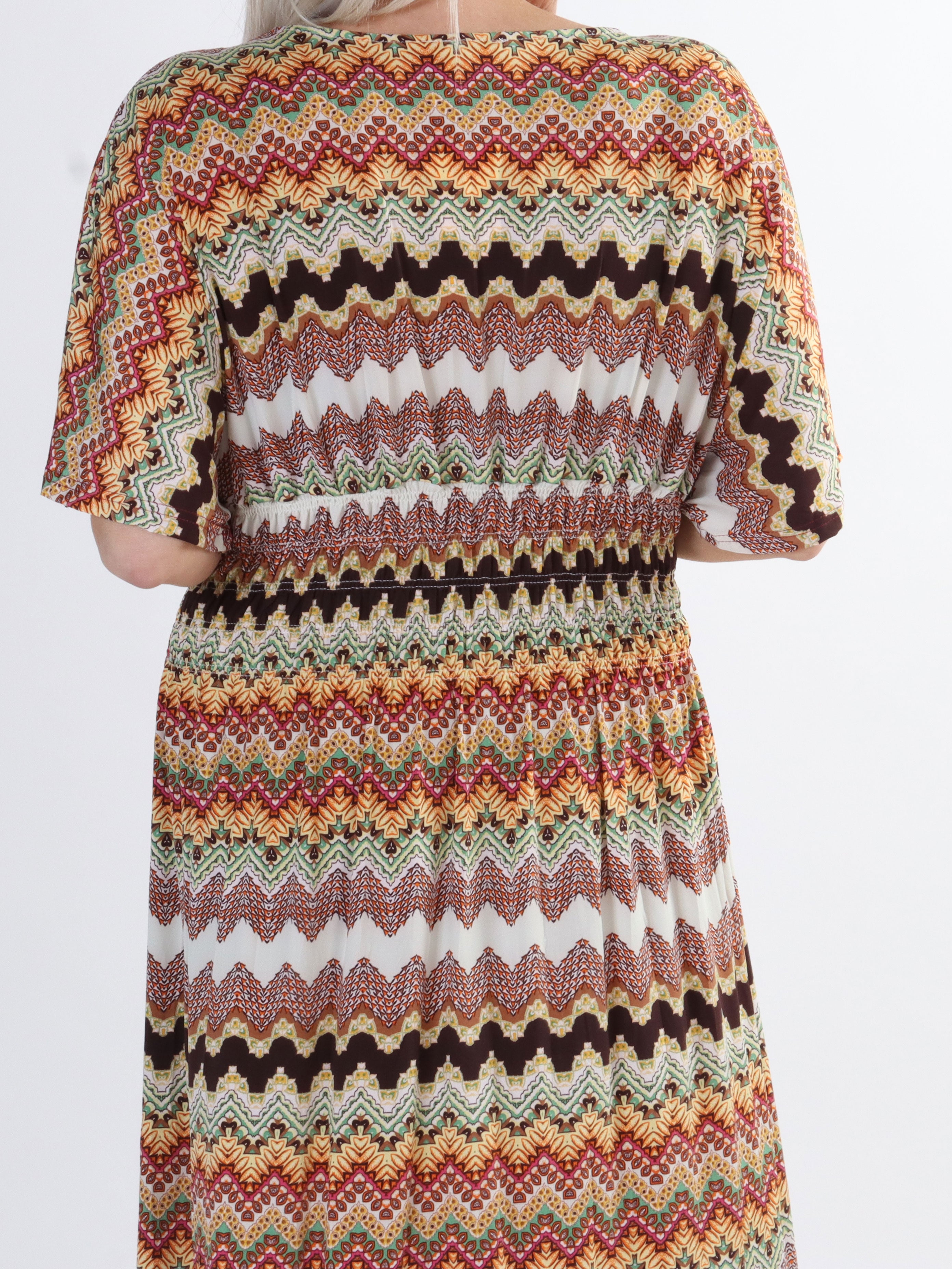 Pams Zigzag - Lang plus size elastisk kjole i krølfrit stof