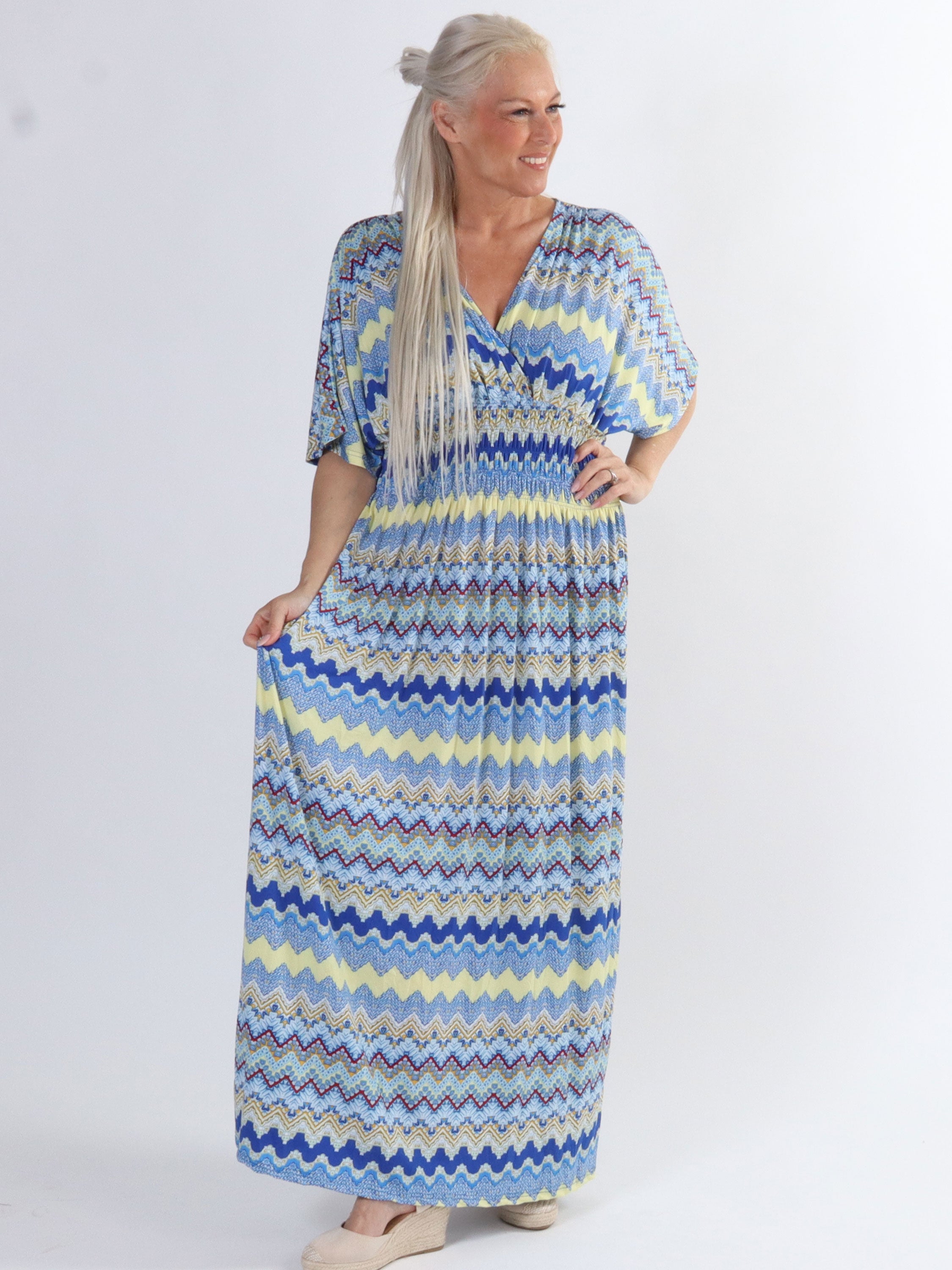 Pams Zigzag - Lang plus size elastisk kjole i krølfrit stof