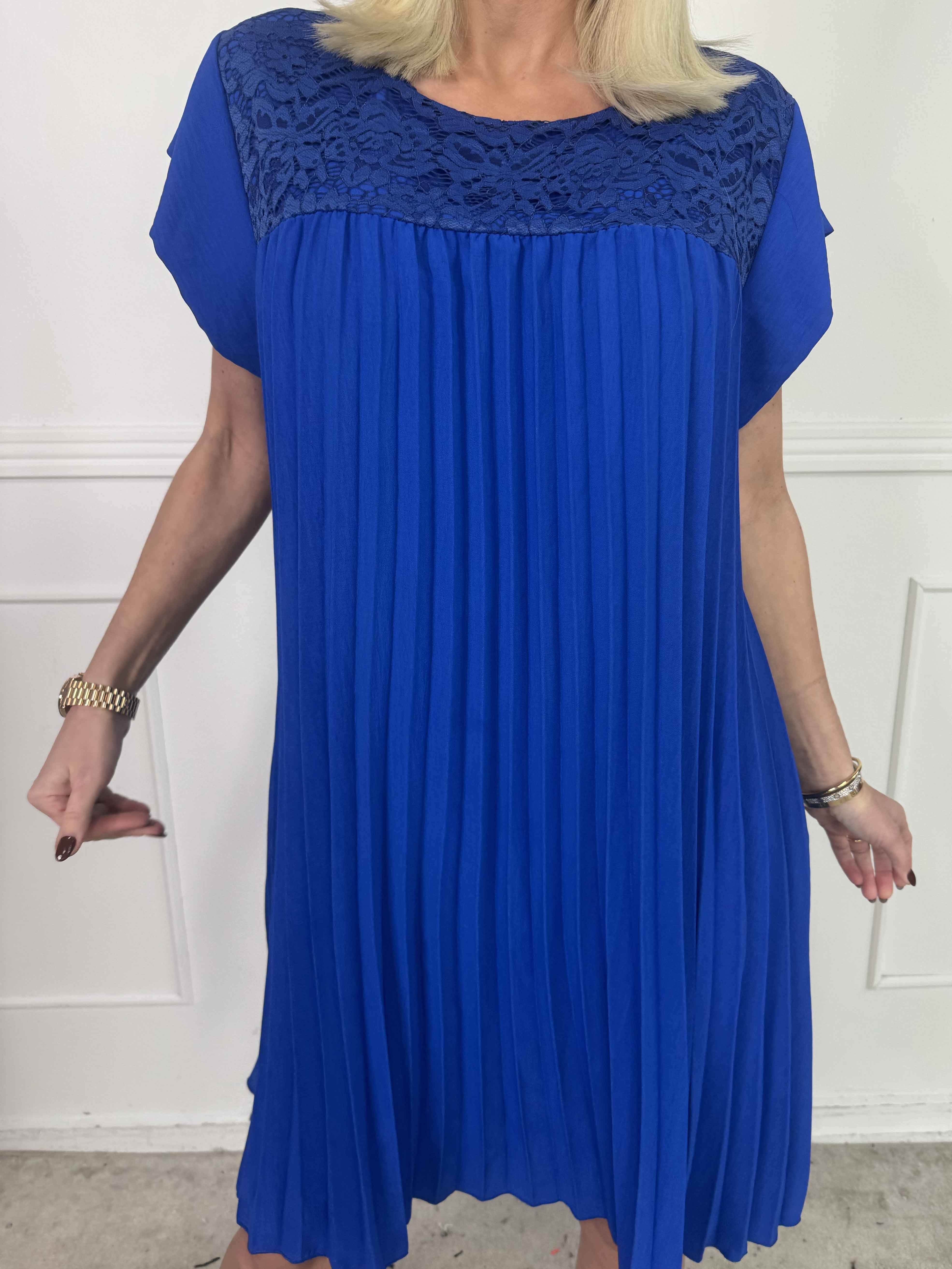 Nancy Lace Short - Plisseret kjole med blonde og lommer