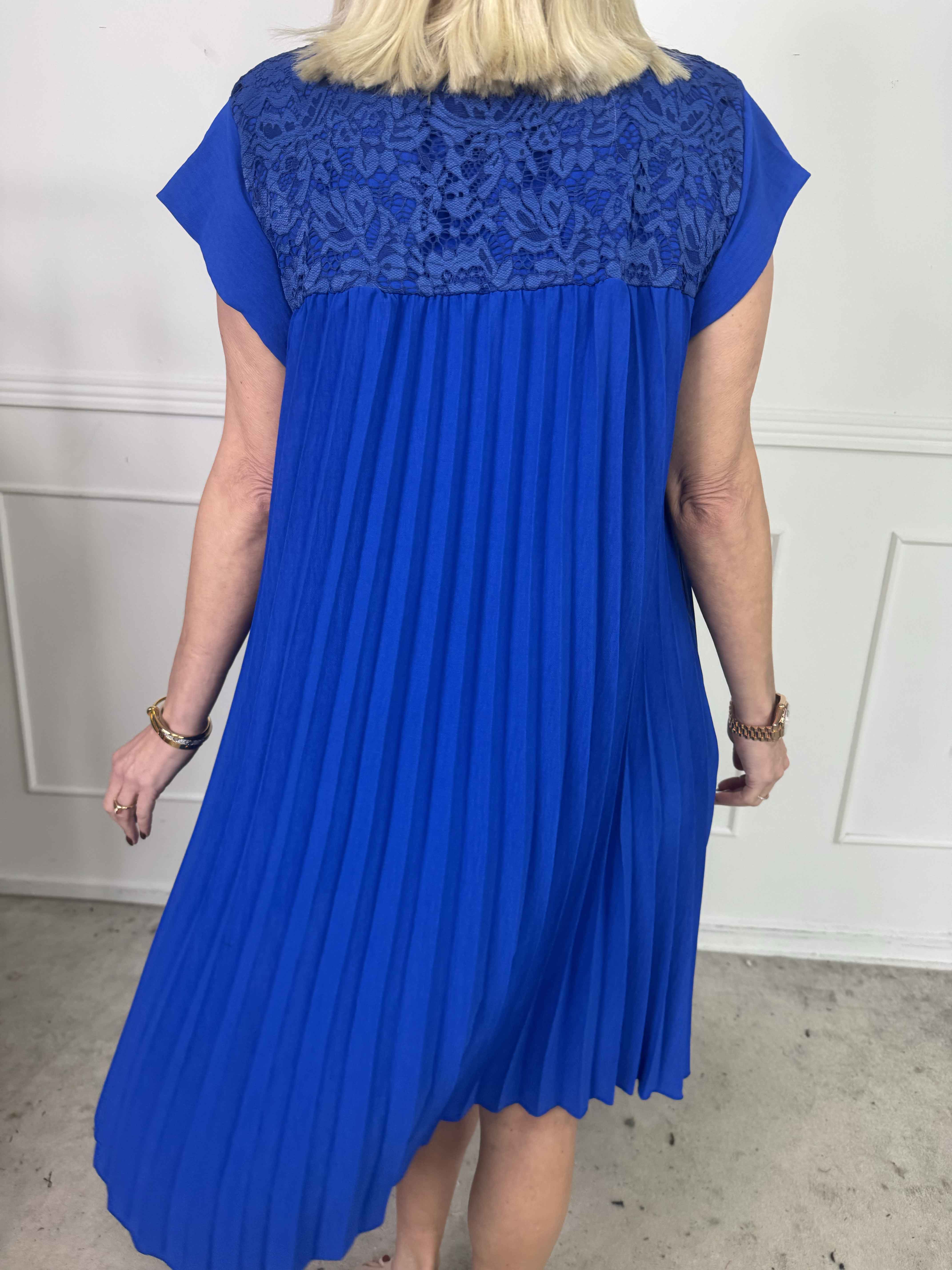 Nancy Lace Short - Plisseret kjole med blonde og lommer