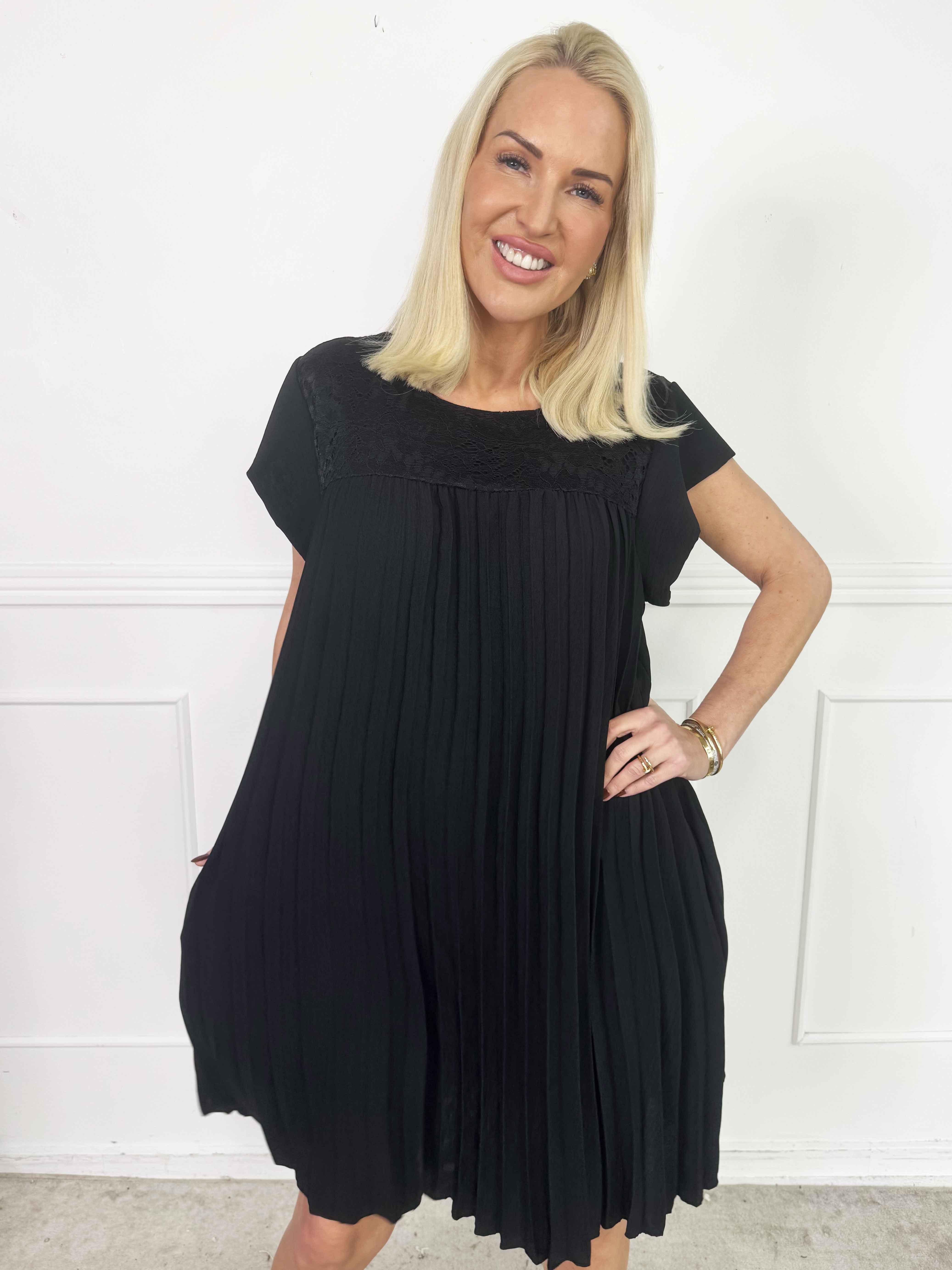 Nancy Lace Short - Plisseret kjole med blonde og lommer