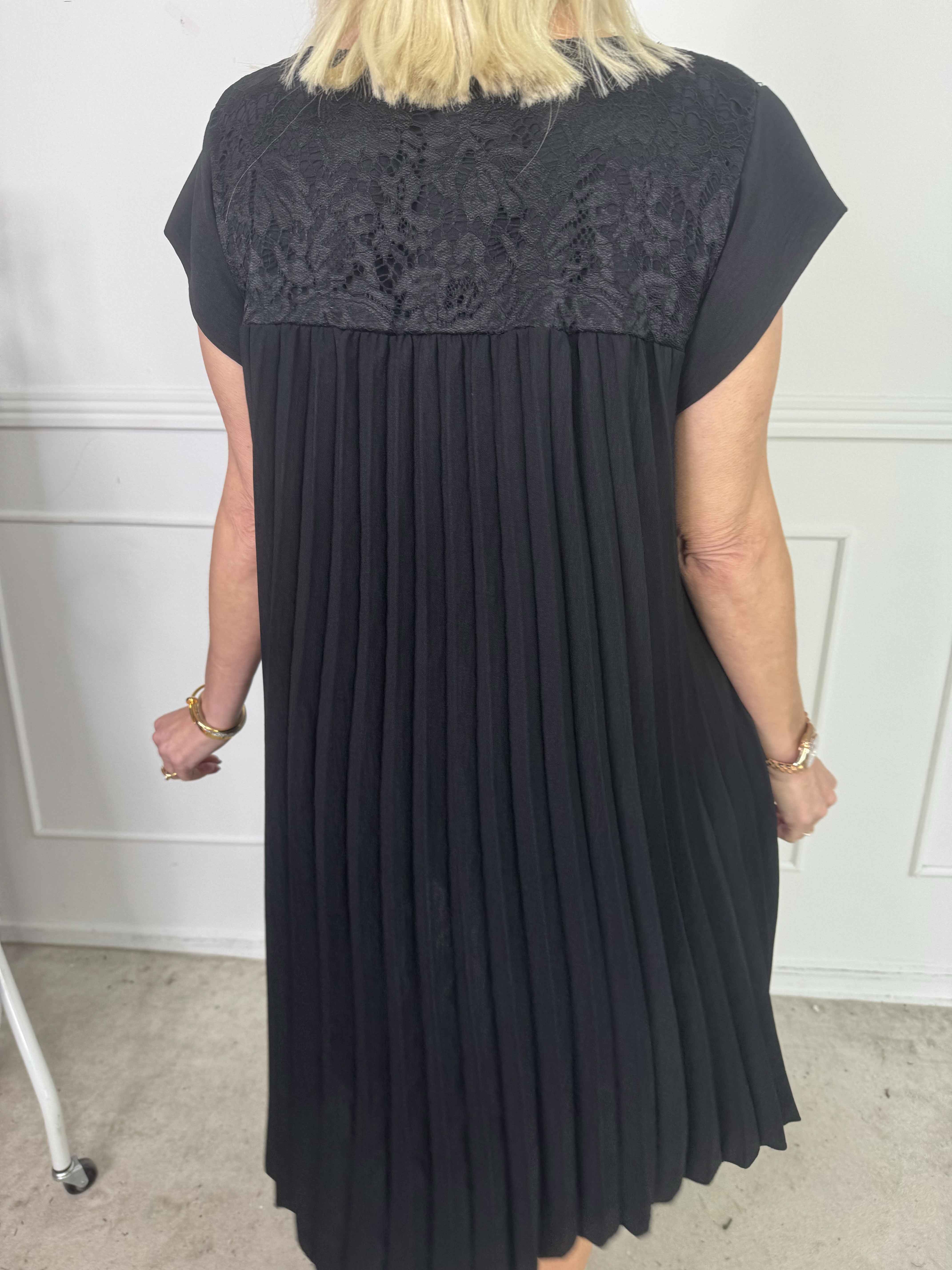 Nancy Lace Short - Plisseret kjole med blonde og lommer