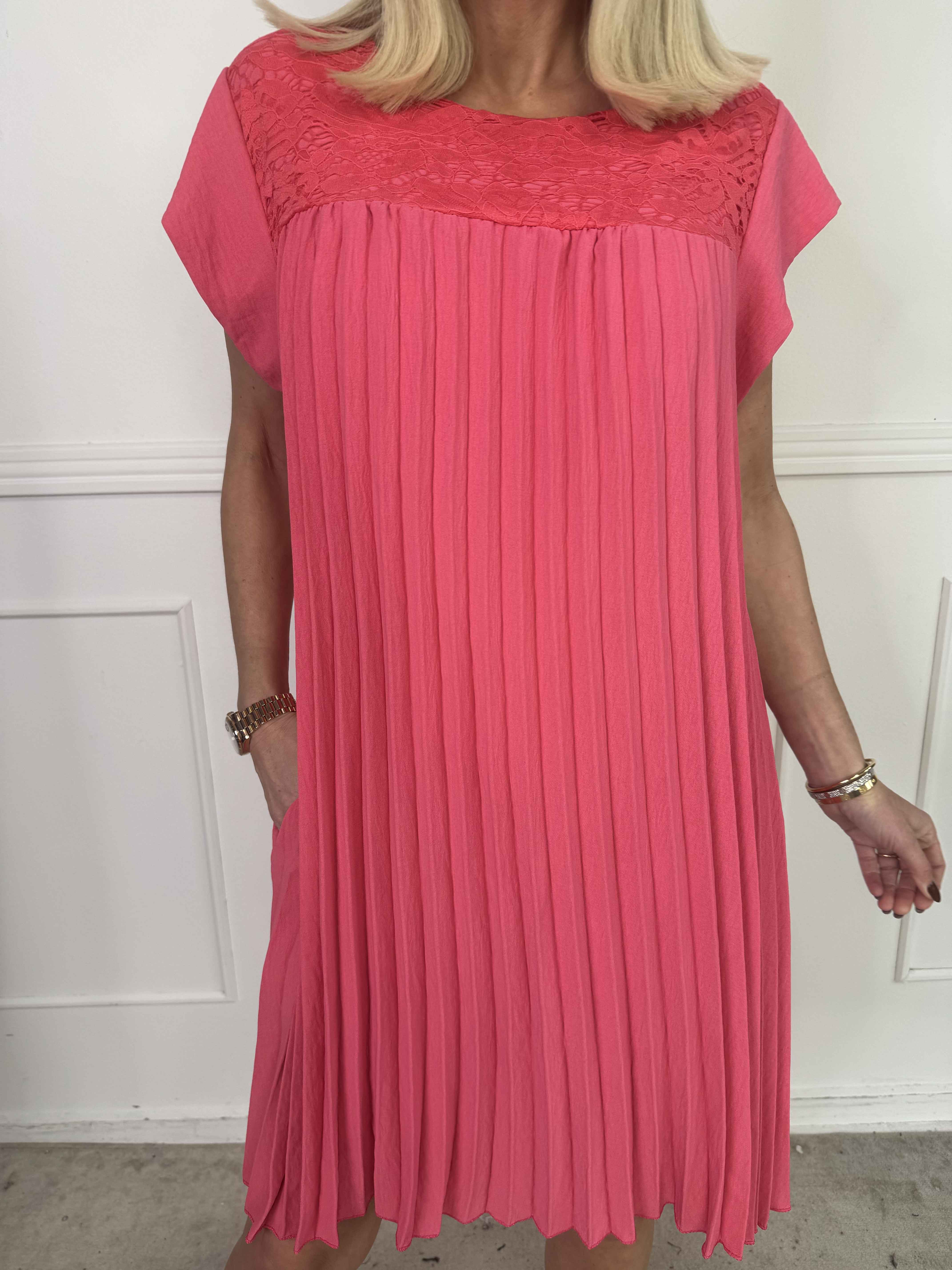 Nancy Lace Short - Plisseret kjole med blonde og lommer