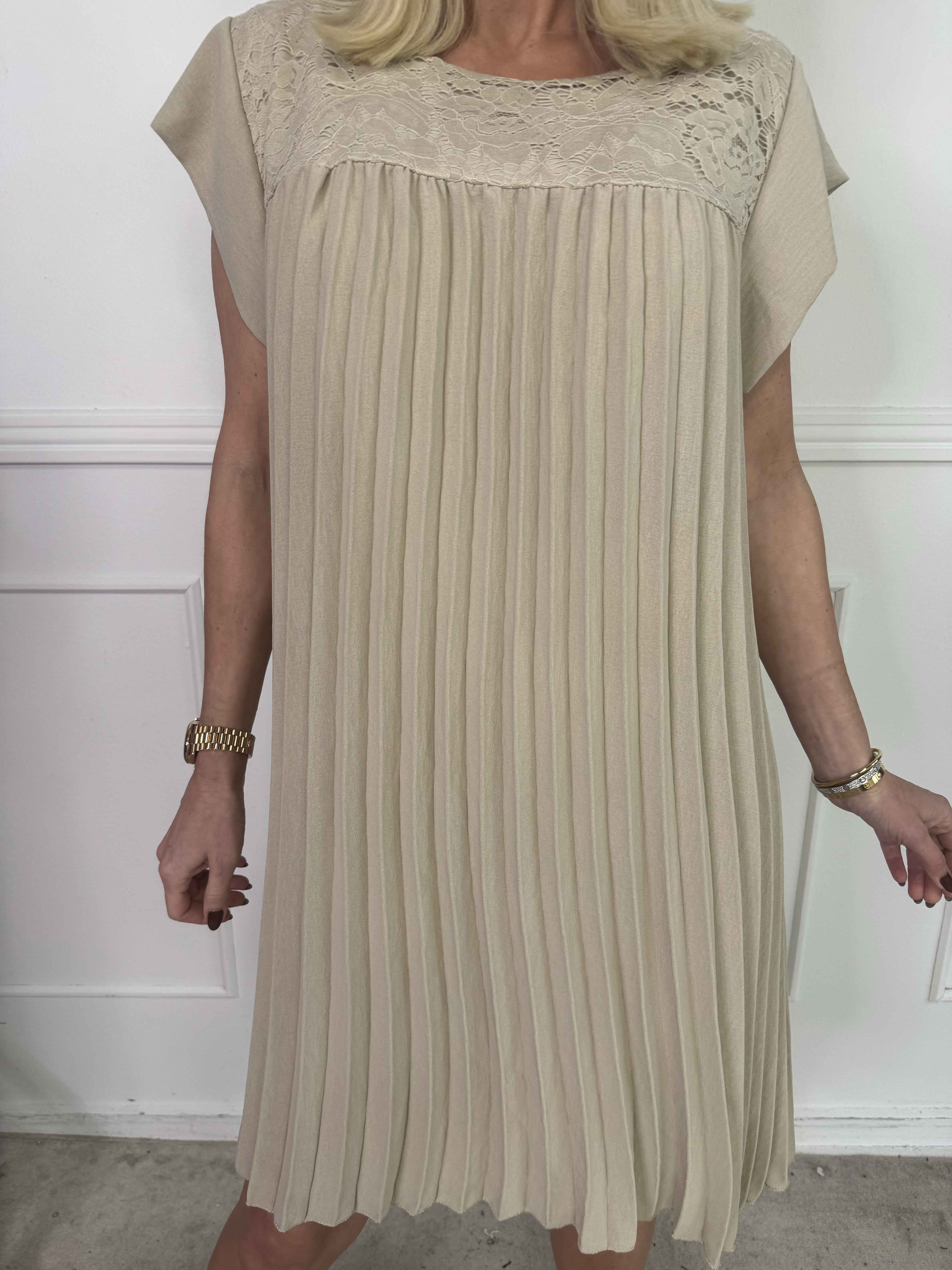 Nancy Lace Short - Plisseret kjole med blonde og lommer