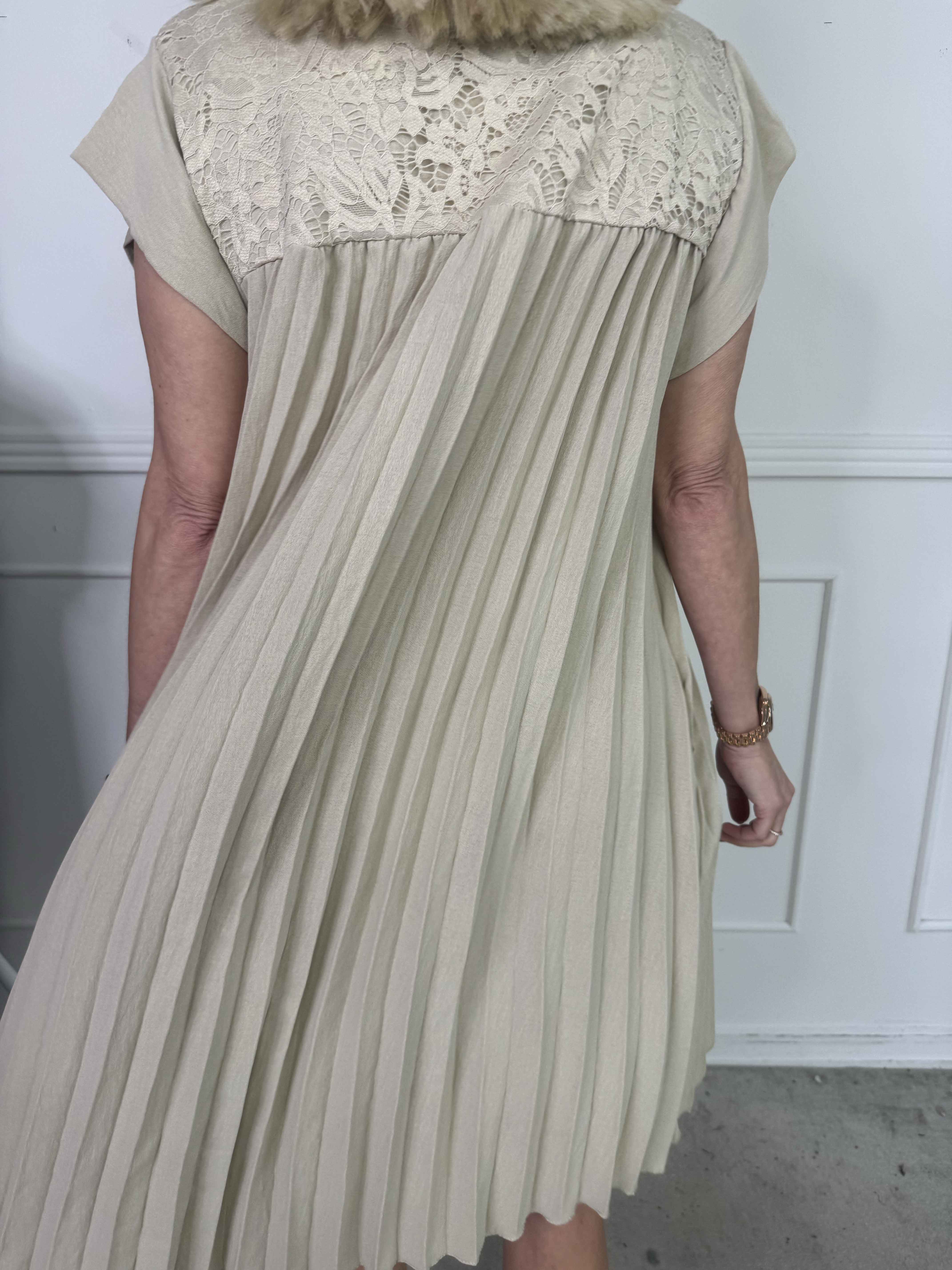 Nancy Lace Short - Plisseret kjole med blonde og lommer