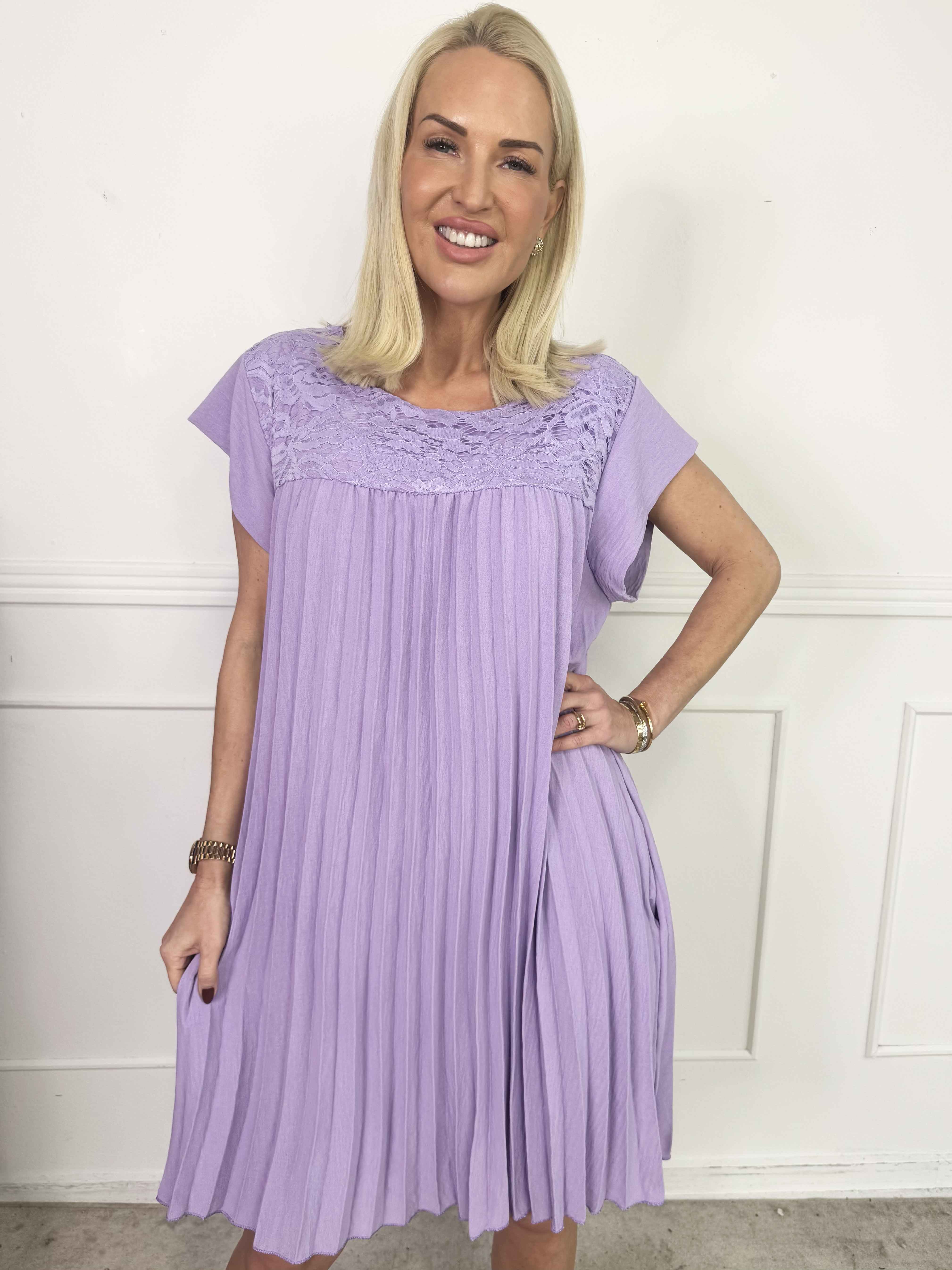 Nancy Lace Short - Plisseret kjole med blonde og lommer