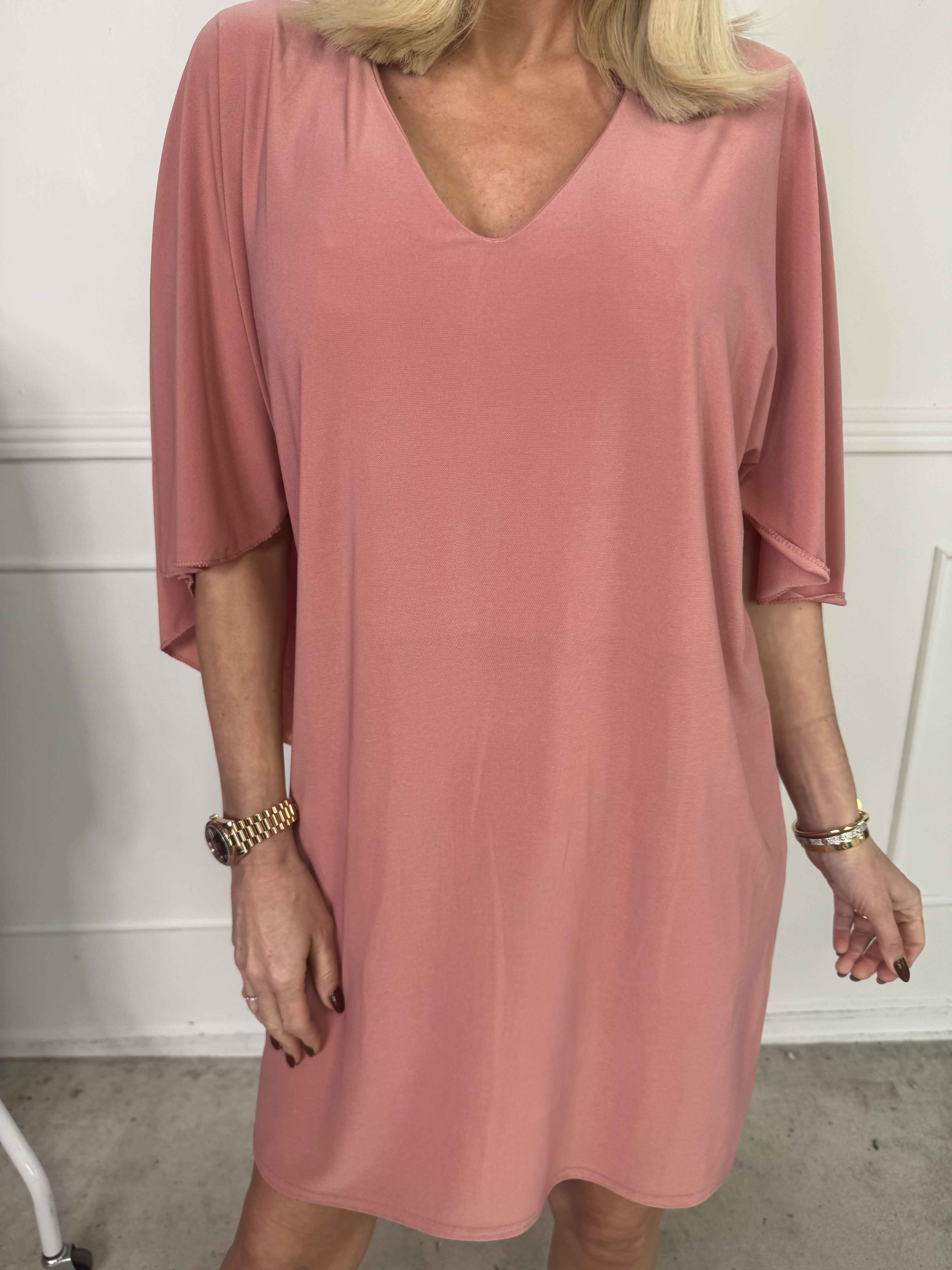 Sus - Kjole med kappe og dyb ryg