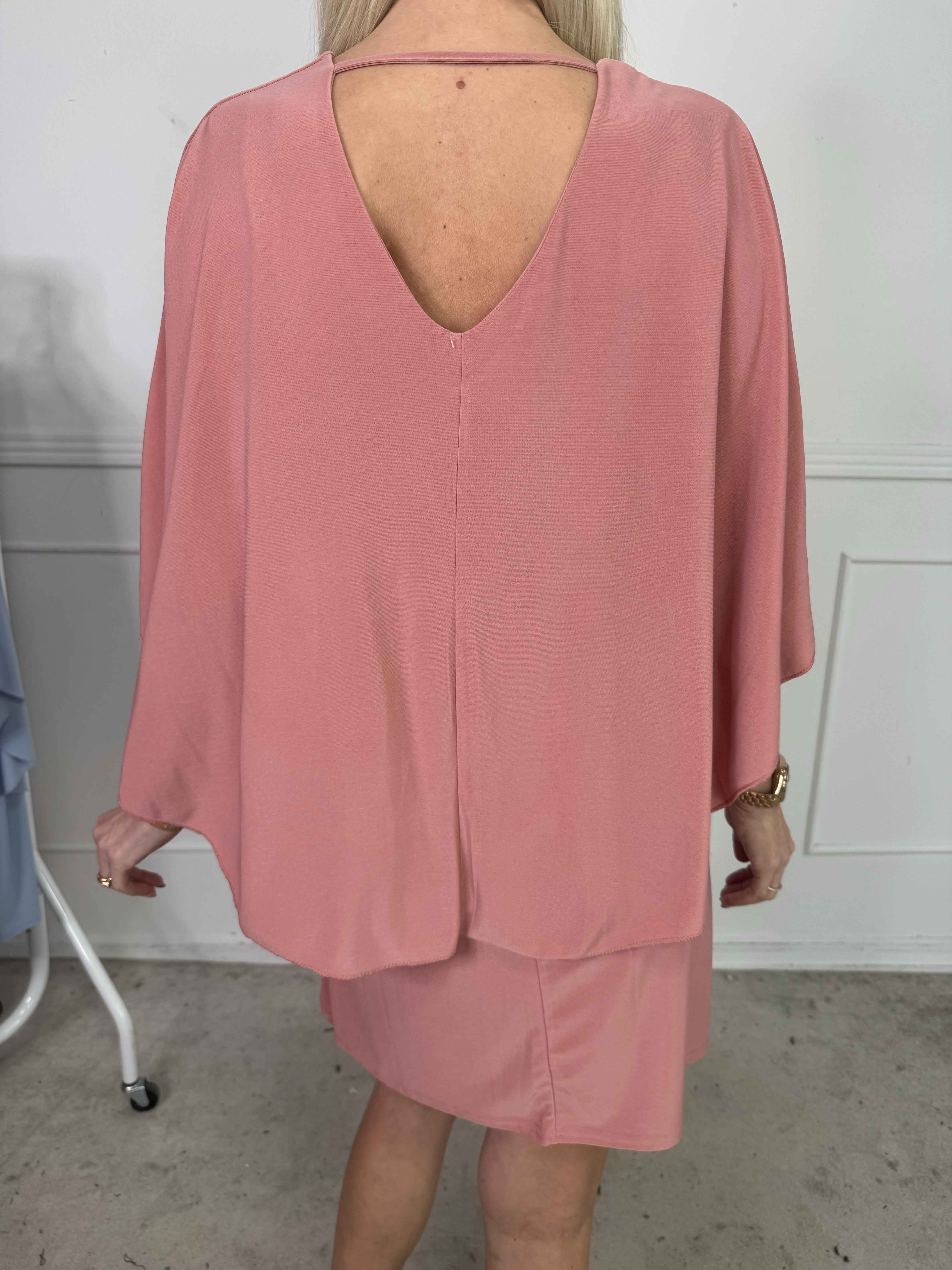 Sus - Kjole med kappe og dyb ryg