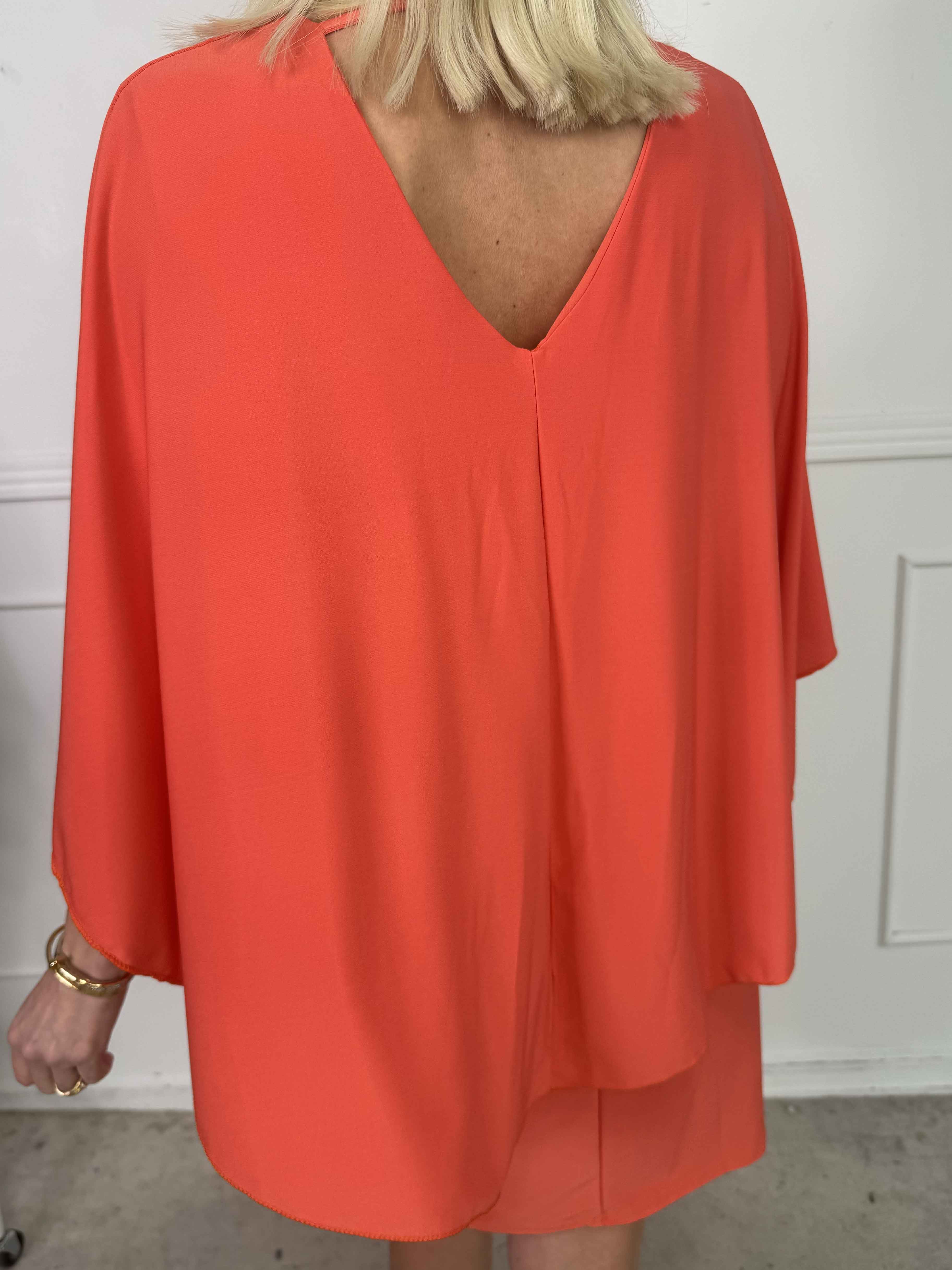 Sus - Kjole med kappe og dyb ryg