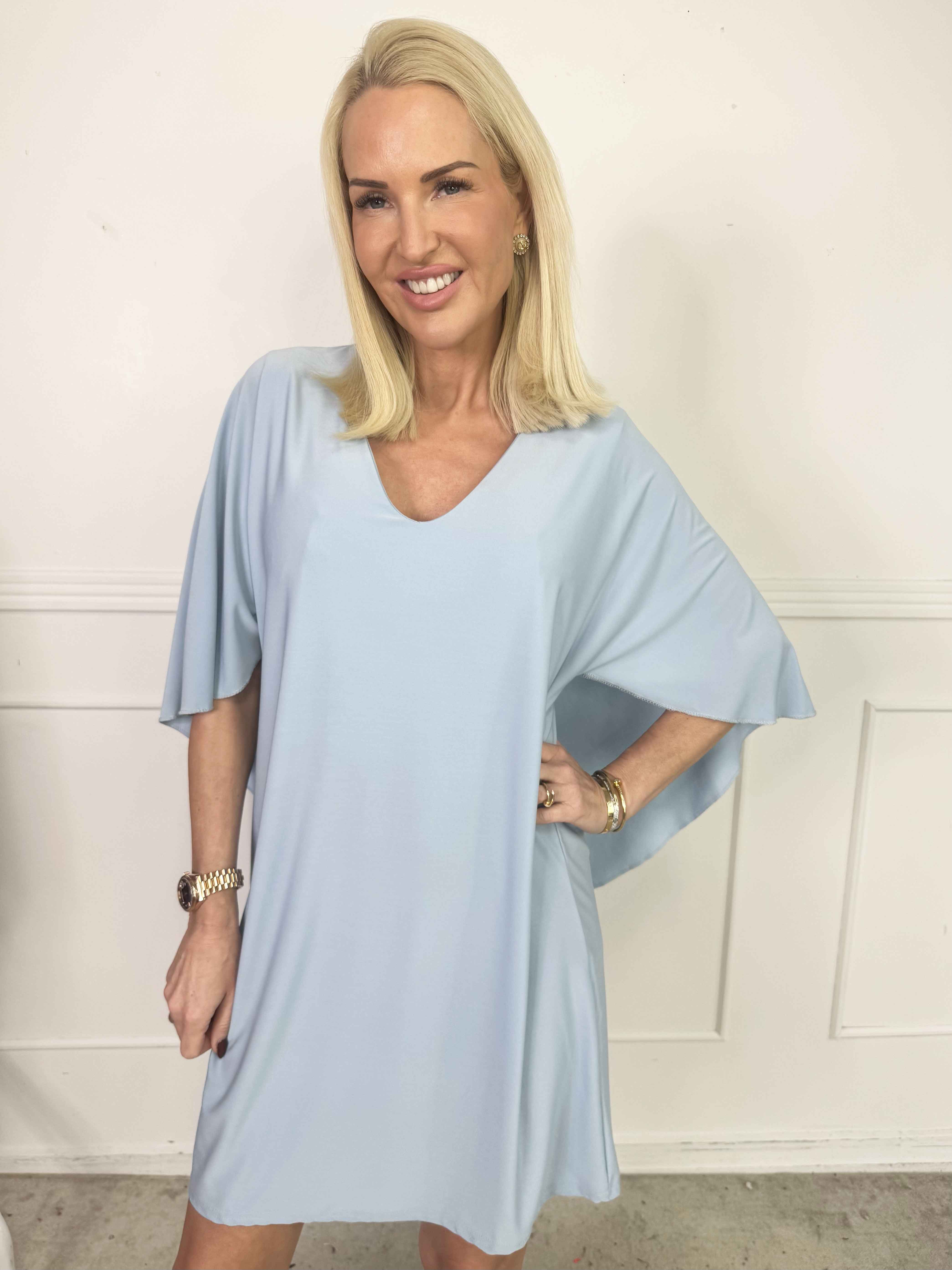 Sus - Kjole med kappe og dyb ryg