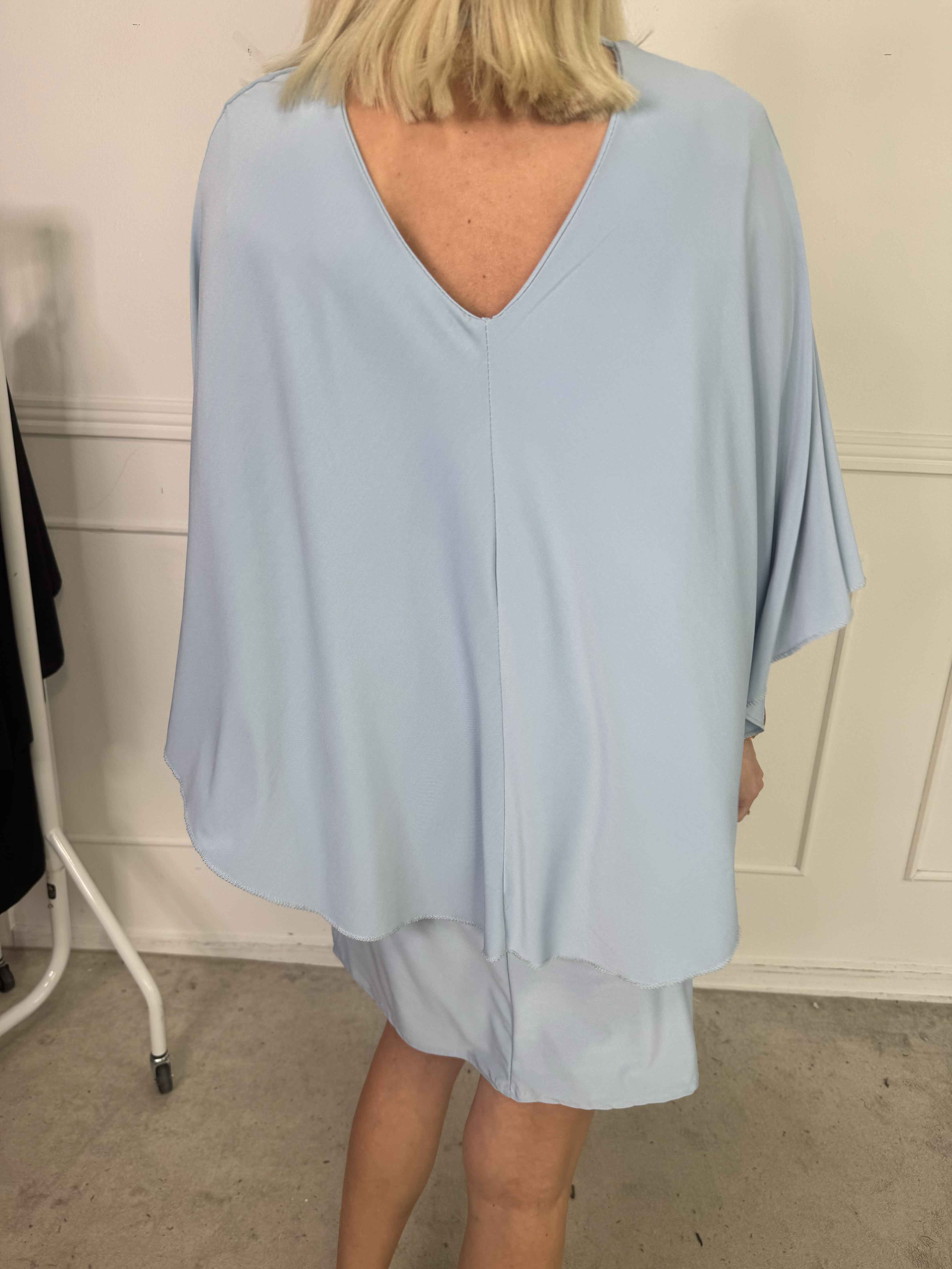 Sus - Kjole med kappe og dyb ryg