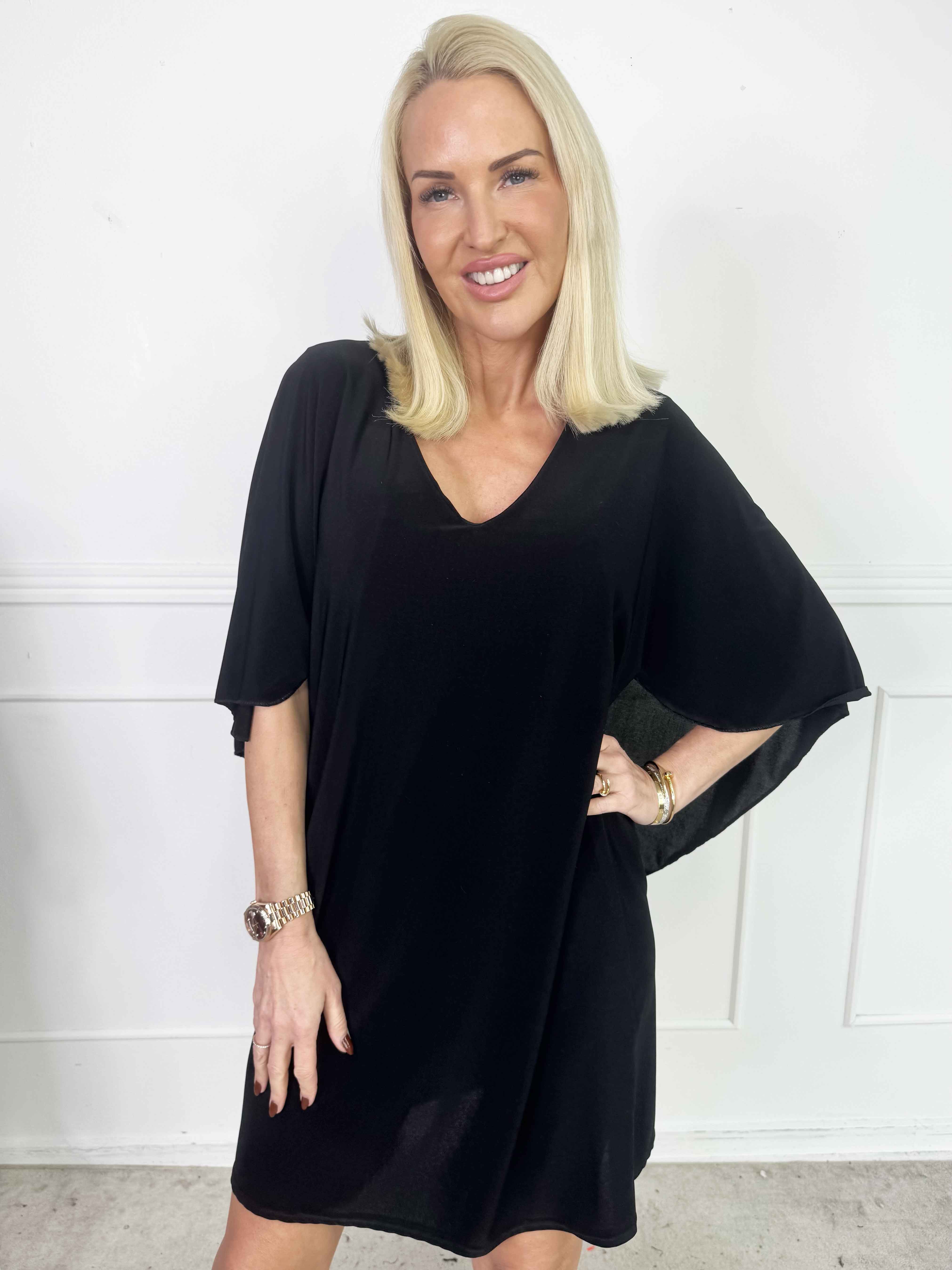 Sus - Kjole med kappe og dyb ryg