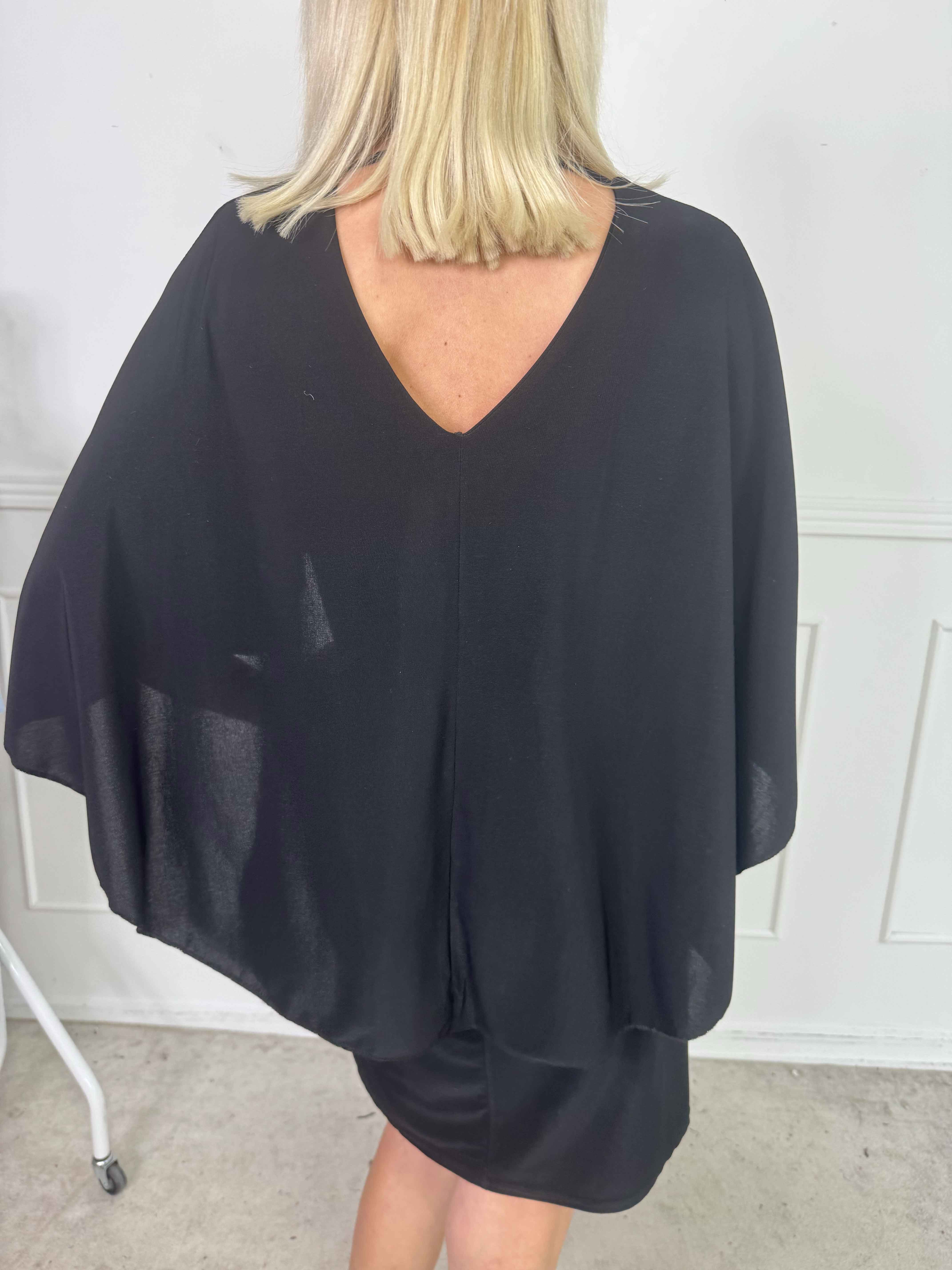 Sus - Kjole med kappe og dyb ryg