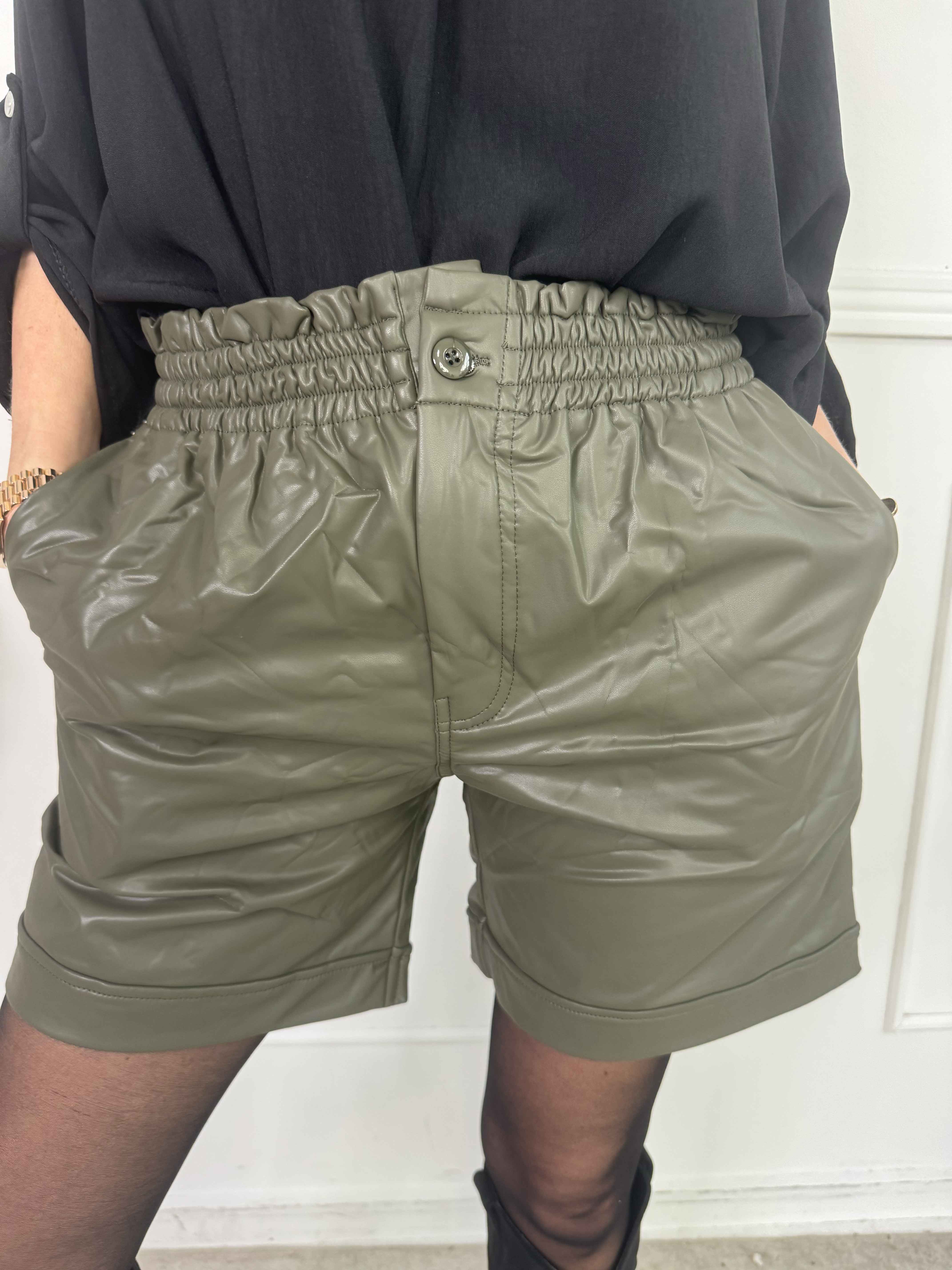 Beate - Læderlook shorts med høj talje