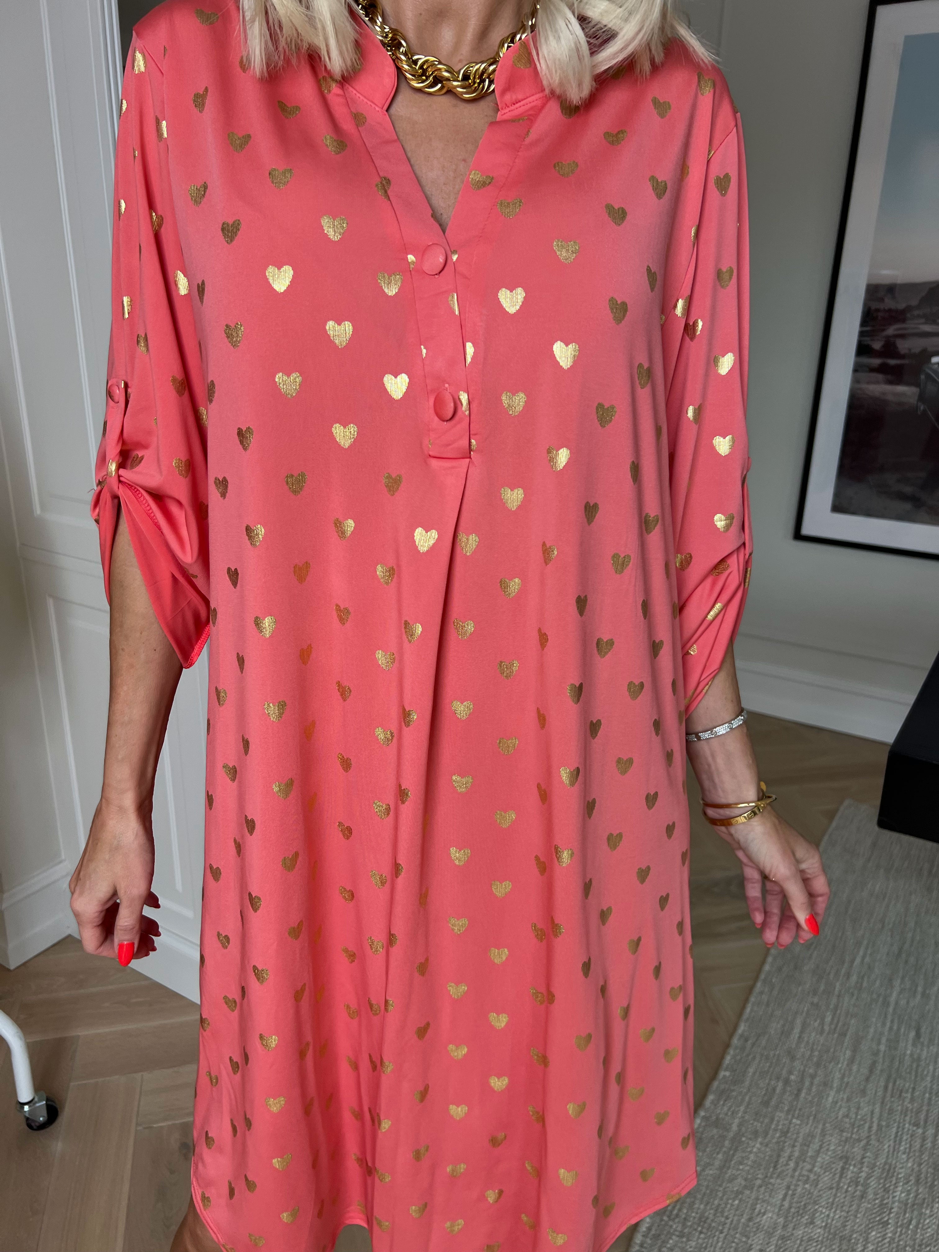 Ebba Gold Heart - Elastisk plus size kjole med guld hjerte detaljer