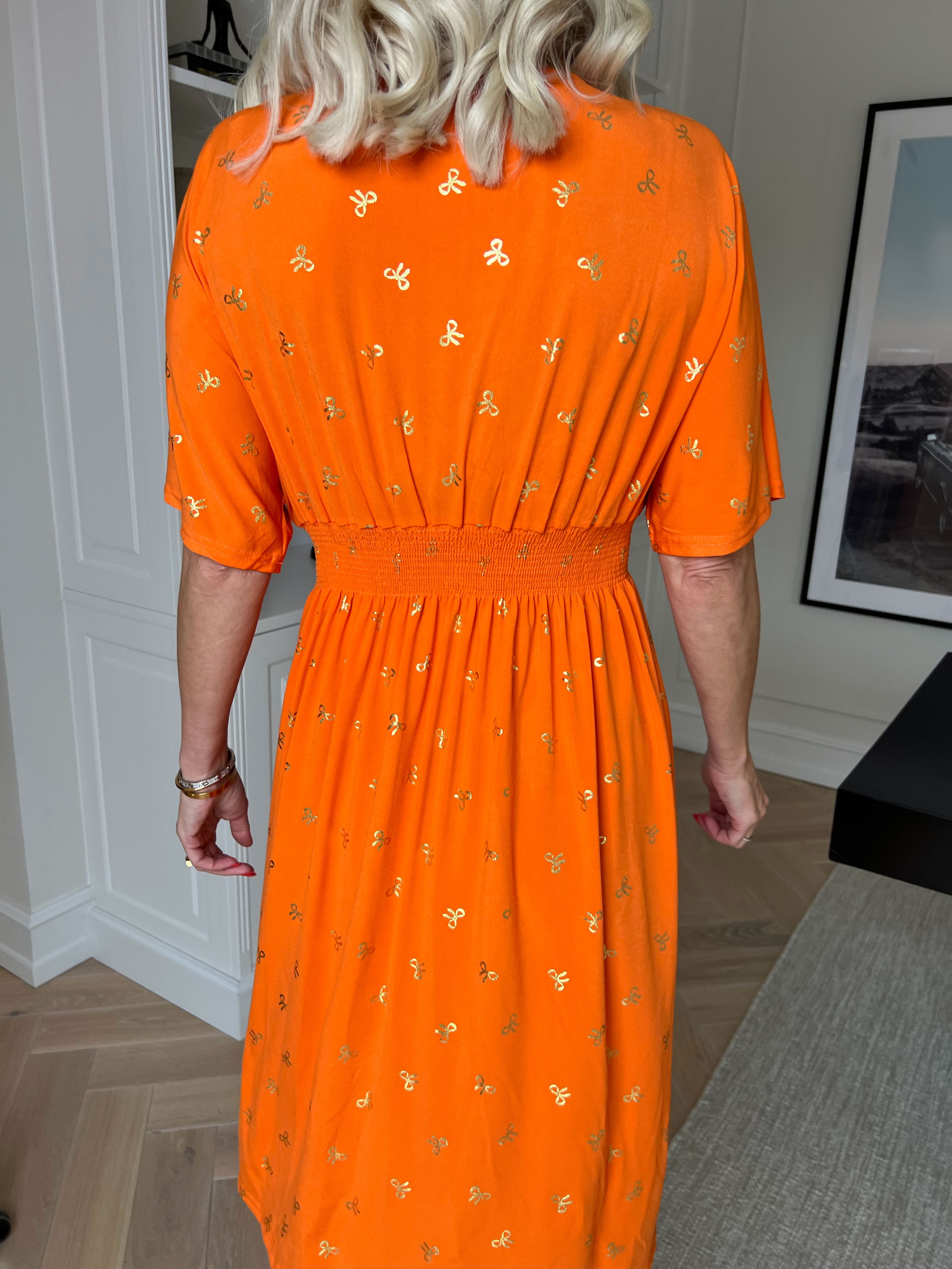 Pams Gold Bow Short - Elastisk kjole med smock i livet og fine guld sløjfer