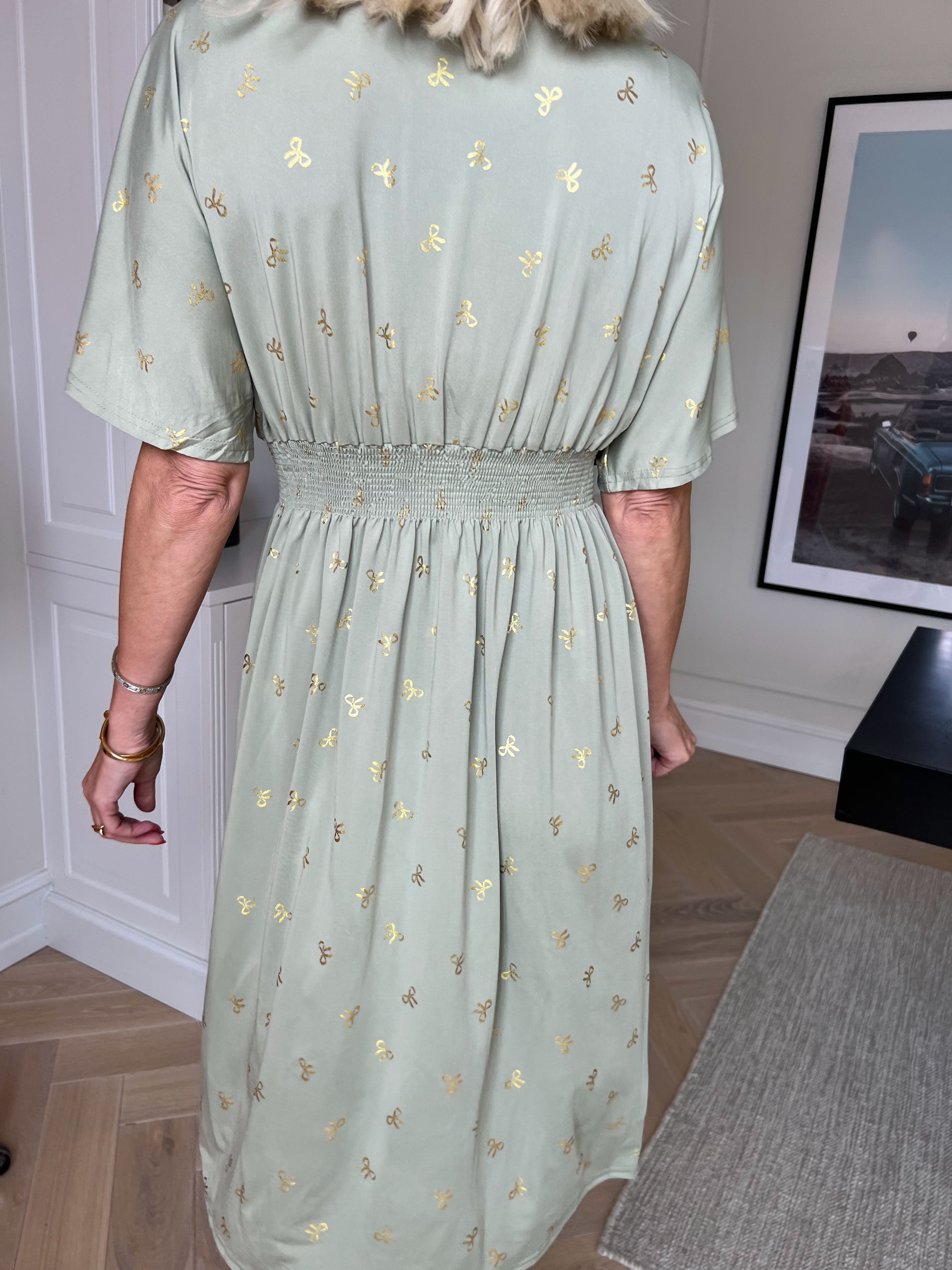 Pams Gold Bow Short - Elastisk kjole med smock i livet og fine guld sløjfer