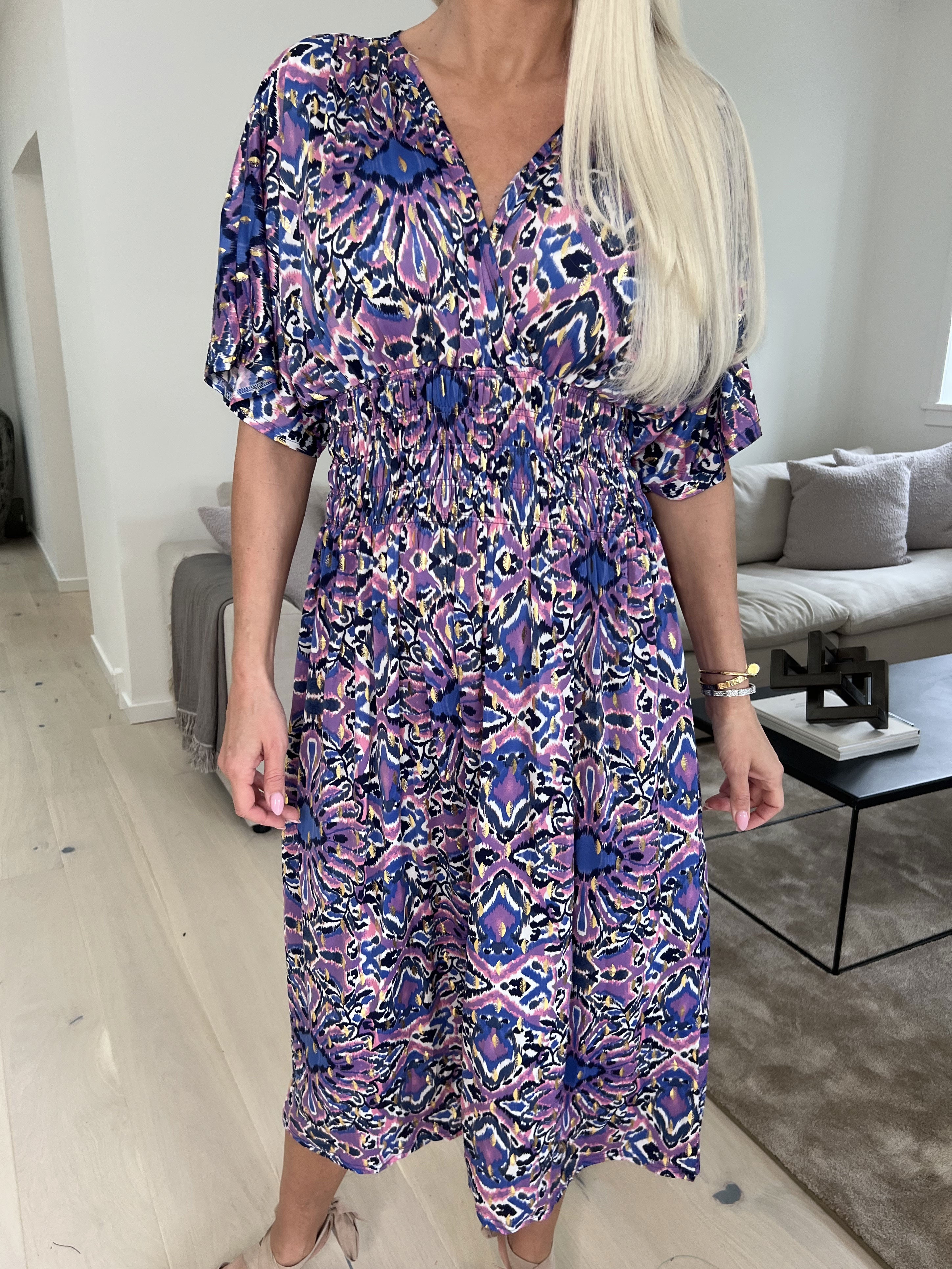 Pams Peacock Midi - Elastik kjole i print med guldmotiver