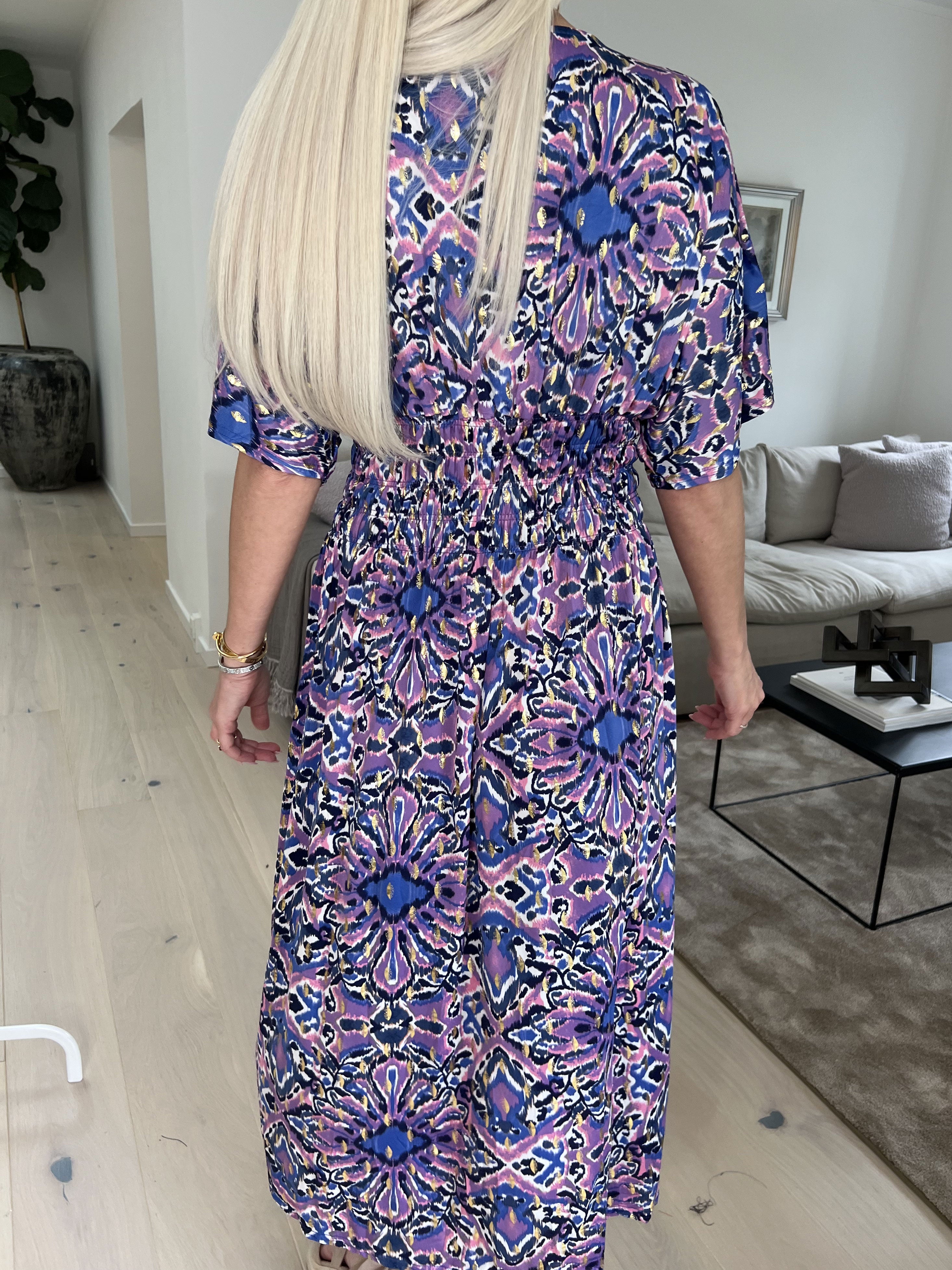 Pams Peacock Midi - Elastik kjole i print med guldmotiver