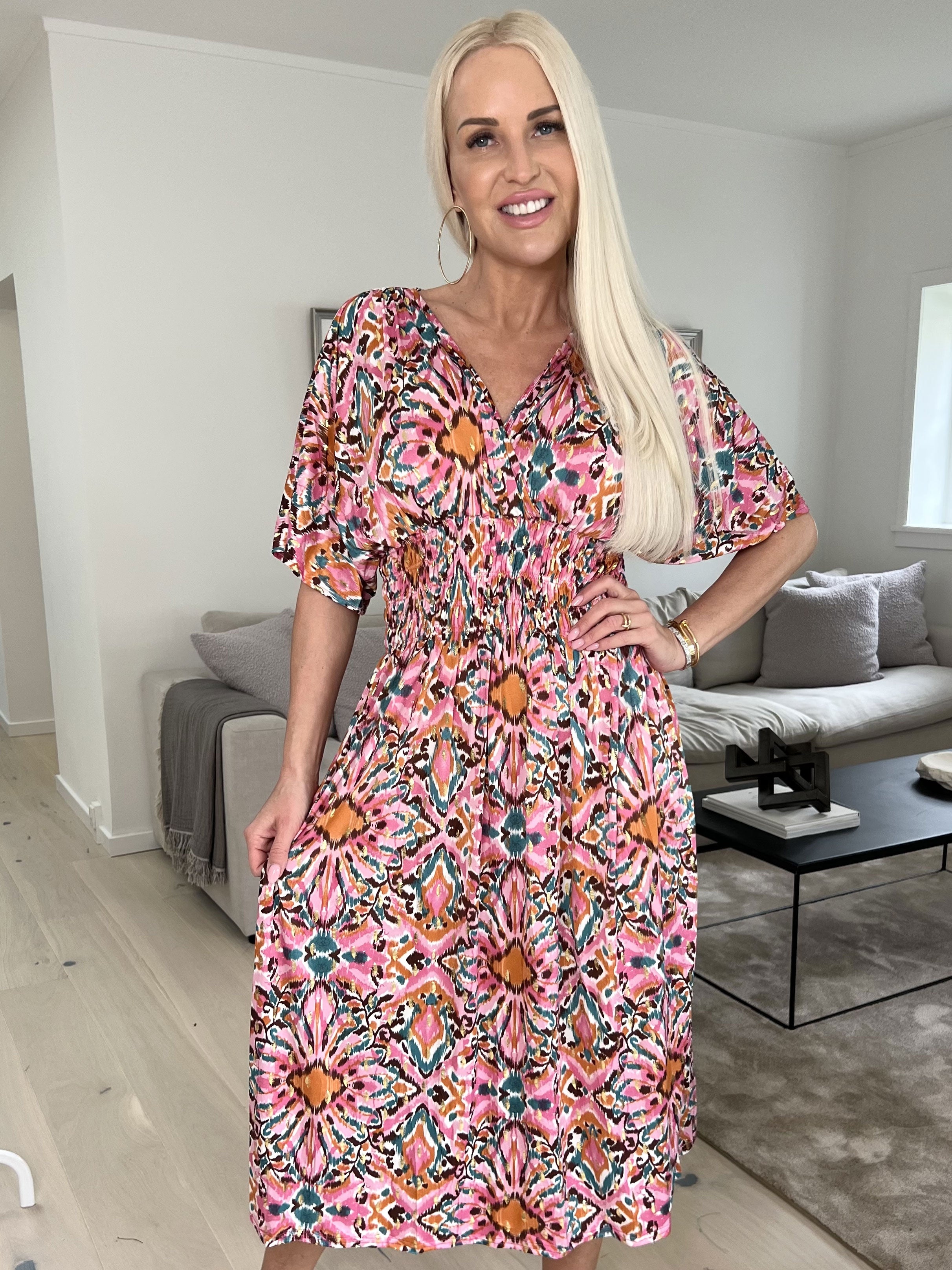 Pams Peacock Midi - Elastik kjole i print med guldmotiver